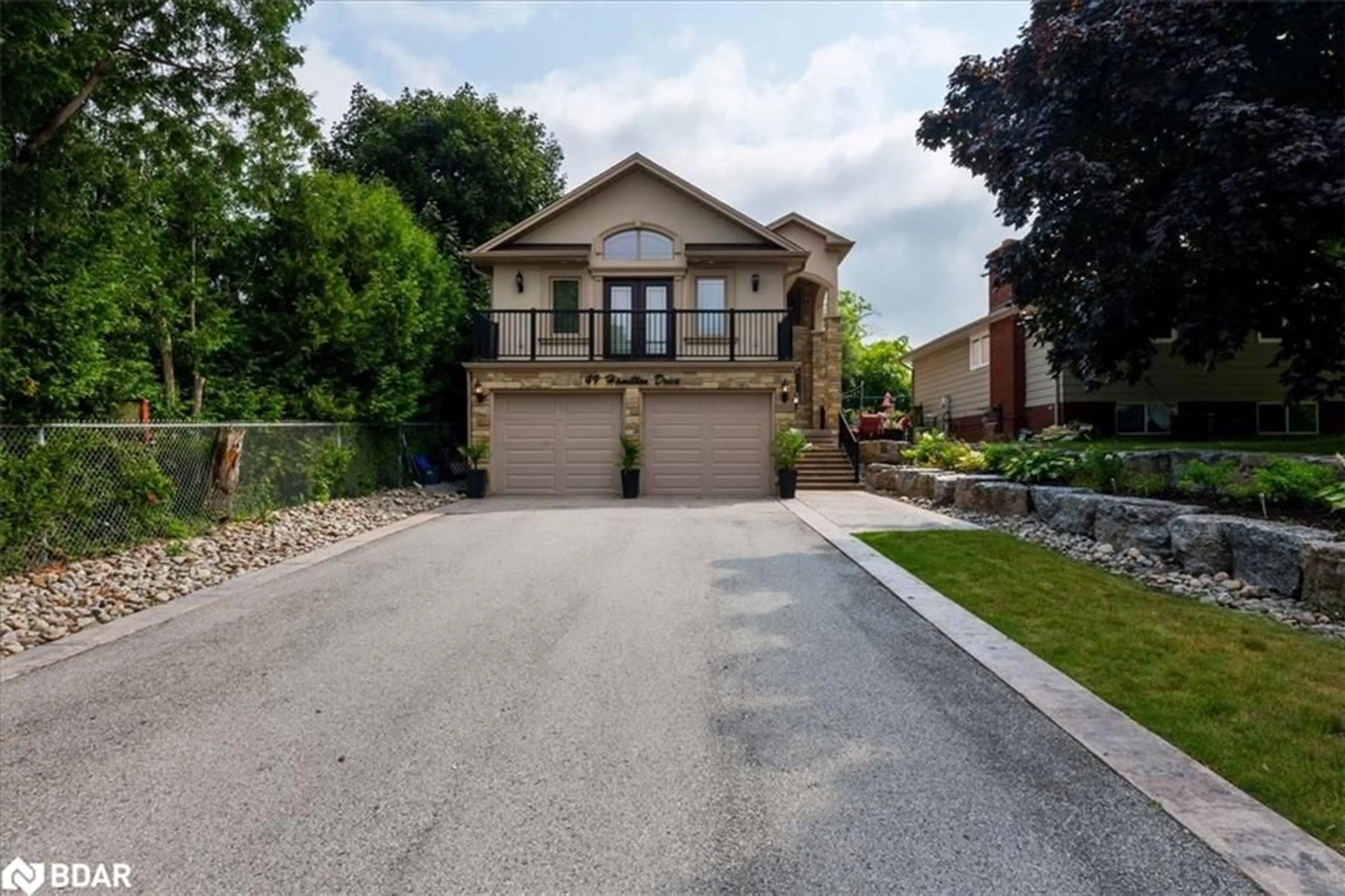 Frontside or backside of a home, the street view for 49 Hamilton Dr, Newmarket Ontario L3Y 3E7