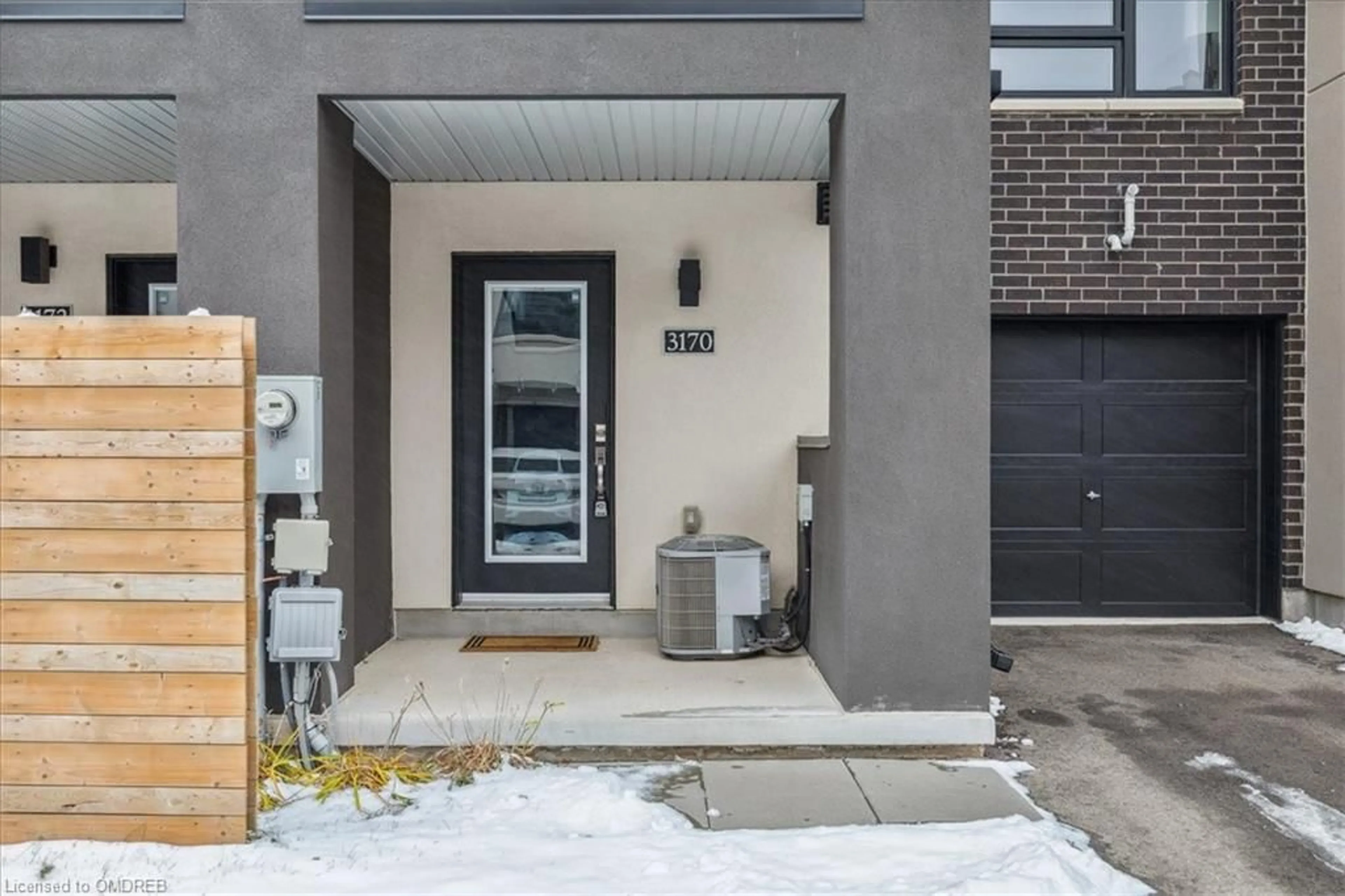 Indoor entryway, cement floor for 3170 Lotus Common Common, Burlington Ontario L7M 0H8