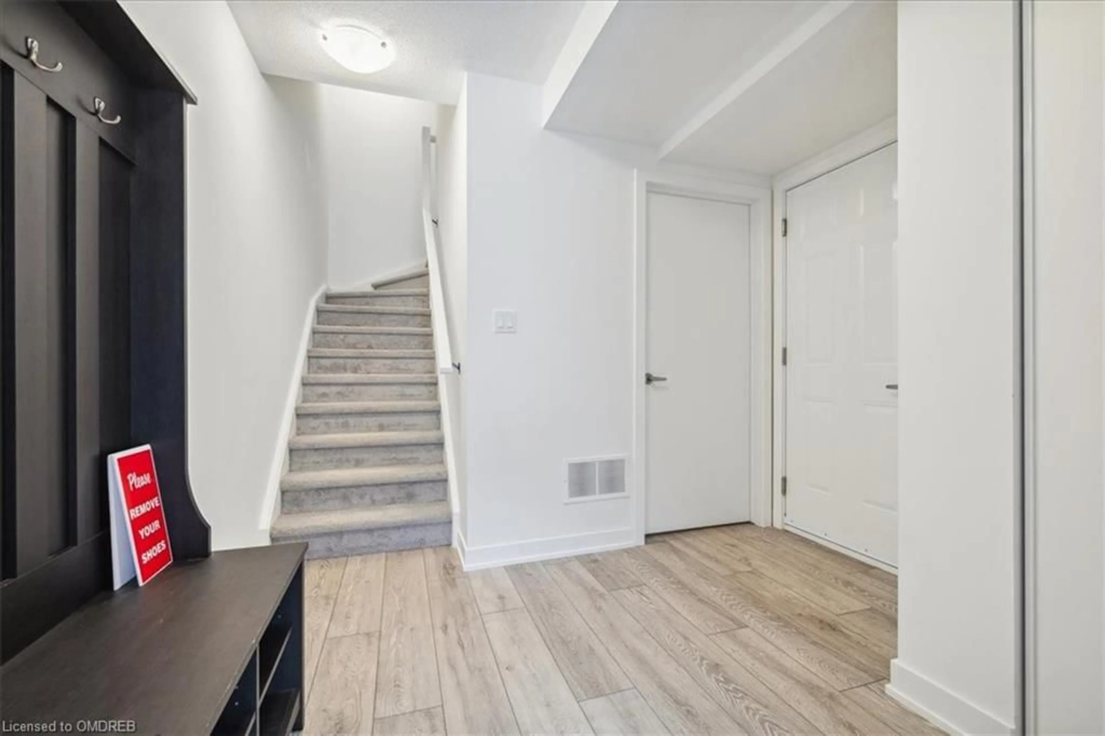 Indoor foyer, wood floors for 3170 Lotus Common Common, Burlington Ontario L7M 0H8