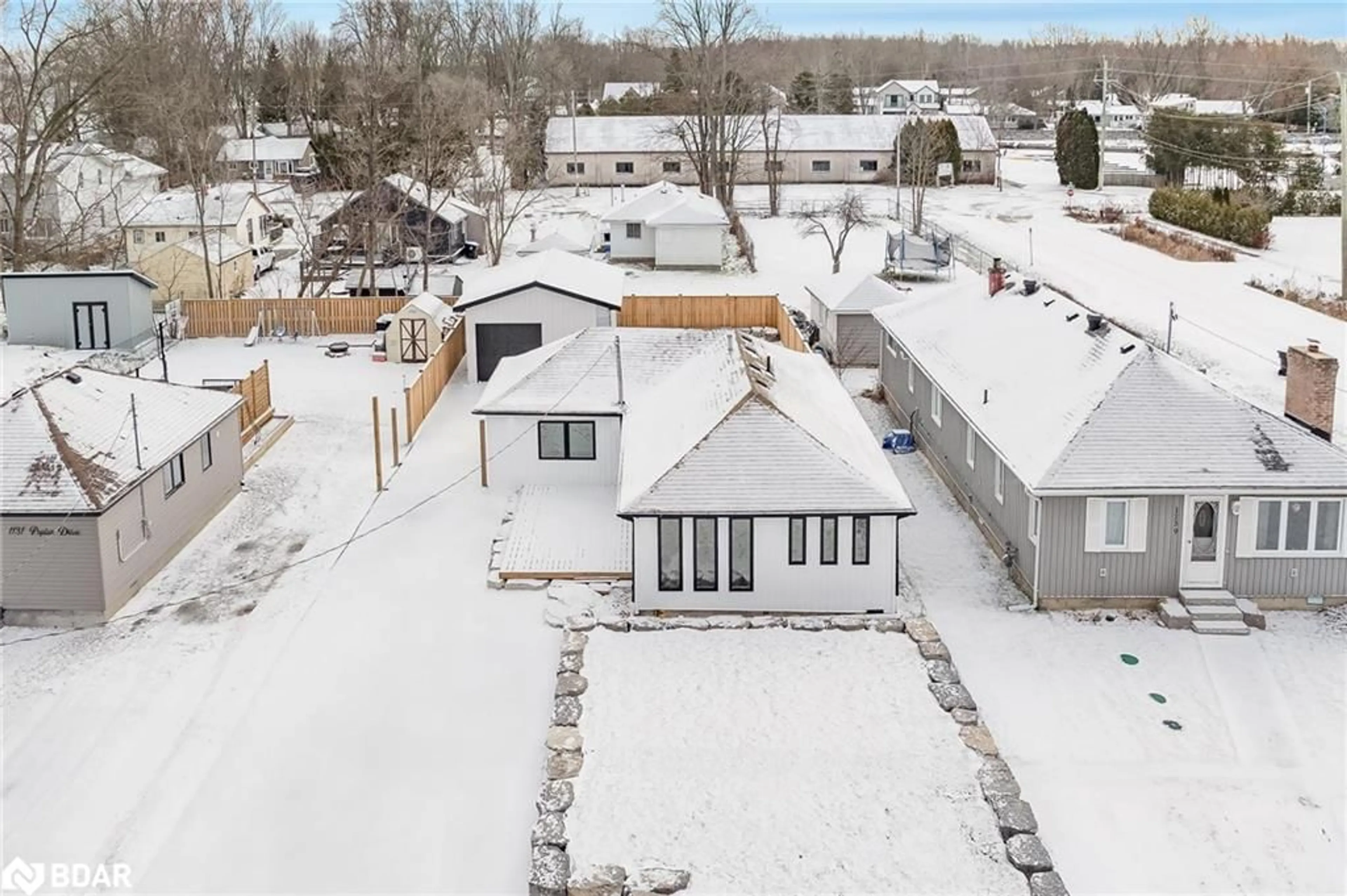 A pic from outside/outdoor area/front of a property/back of a property/a pic from drone, unknown for 1135 Poplar Dr, Innisfil Ontario L0L 1L0