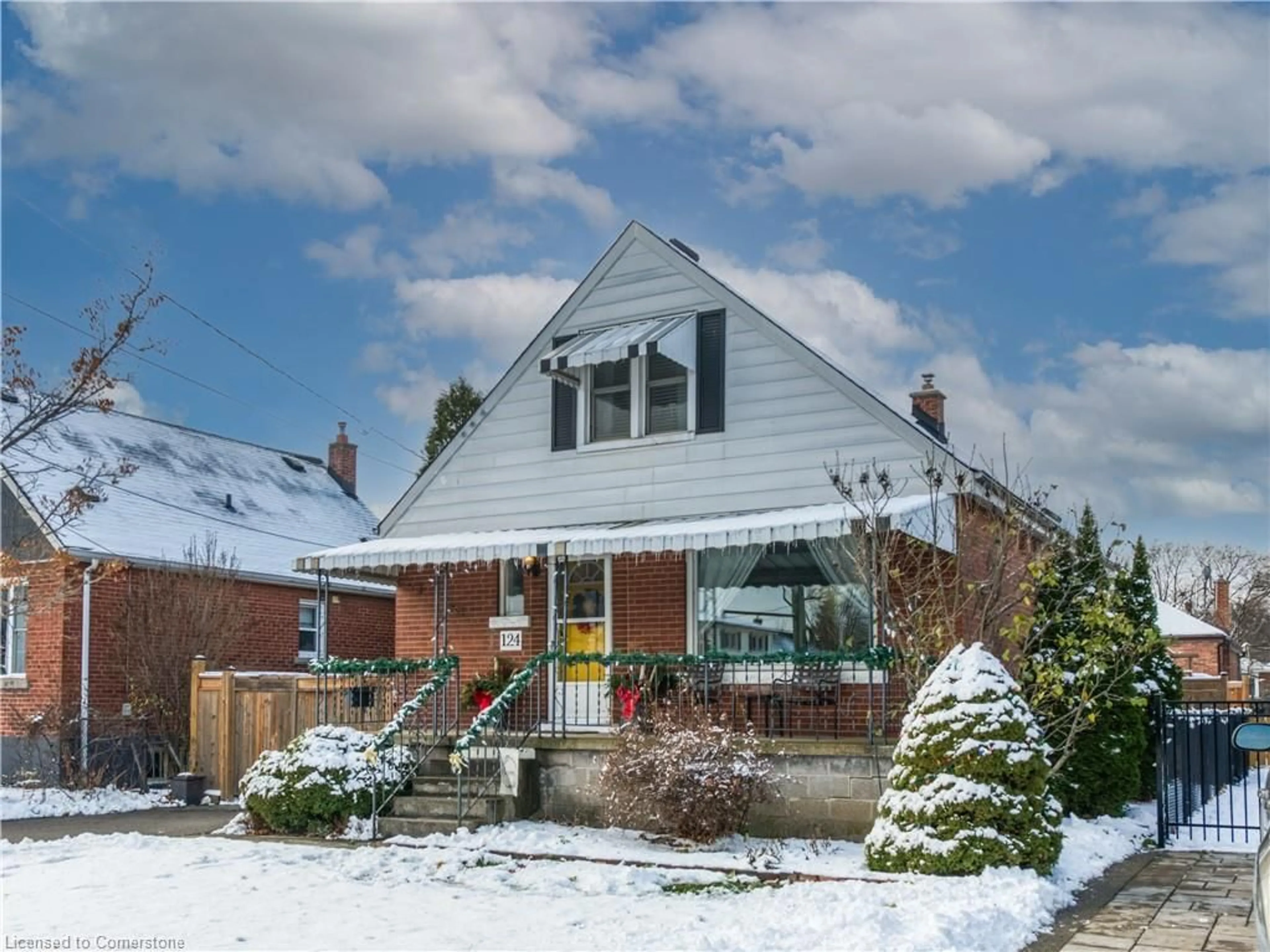 Frontside or backside of a home, cottage for 124 East 43rd St, Hamilton Ontario L8T 3B9