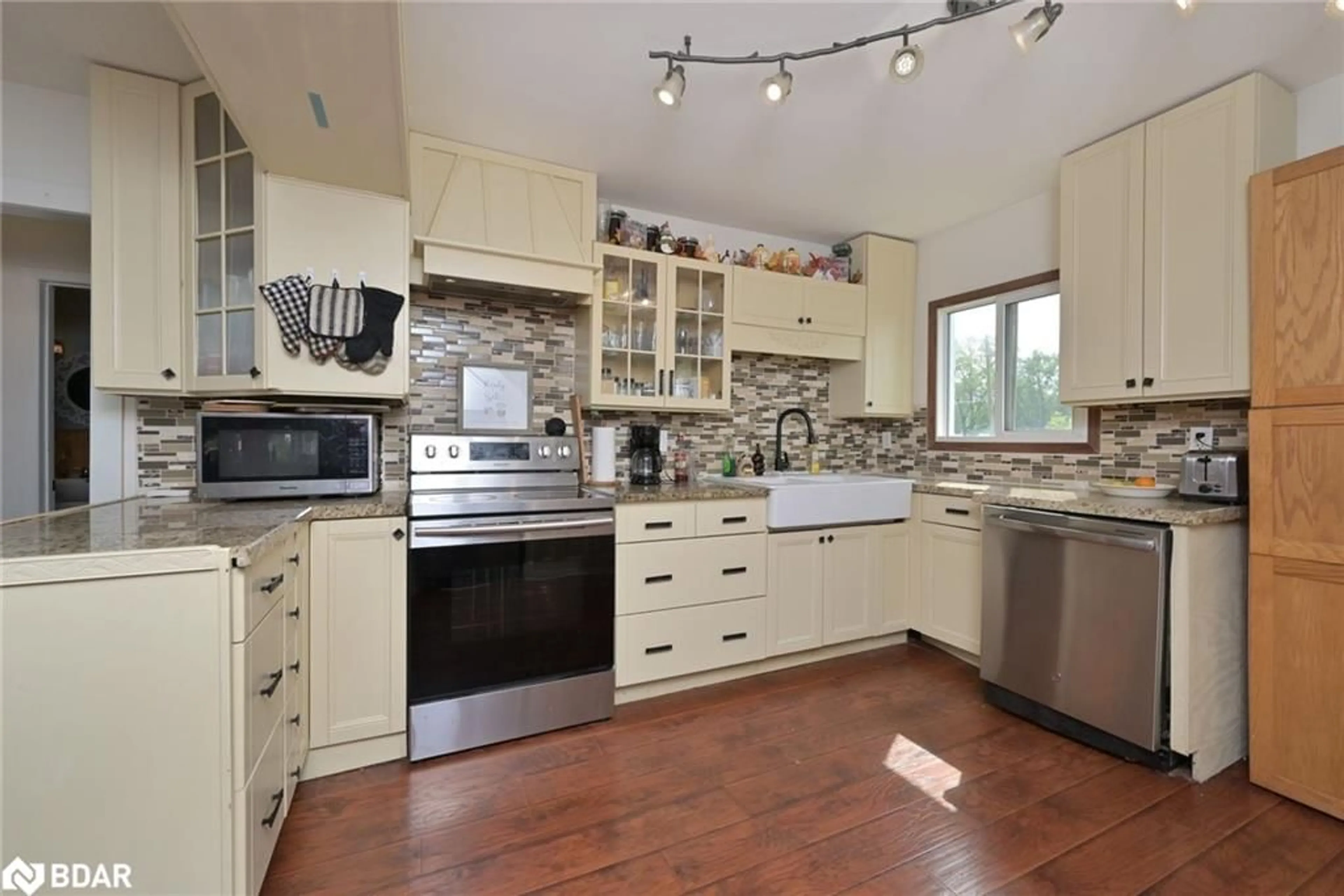 Kitchen, wood floors, cottage for 1071 Wood St, Innisfil Ontario L0L 1R0