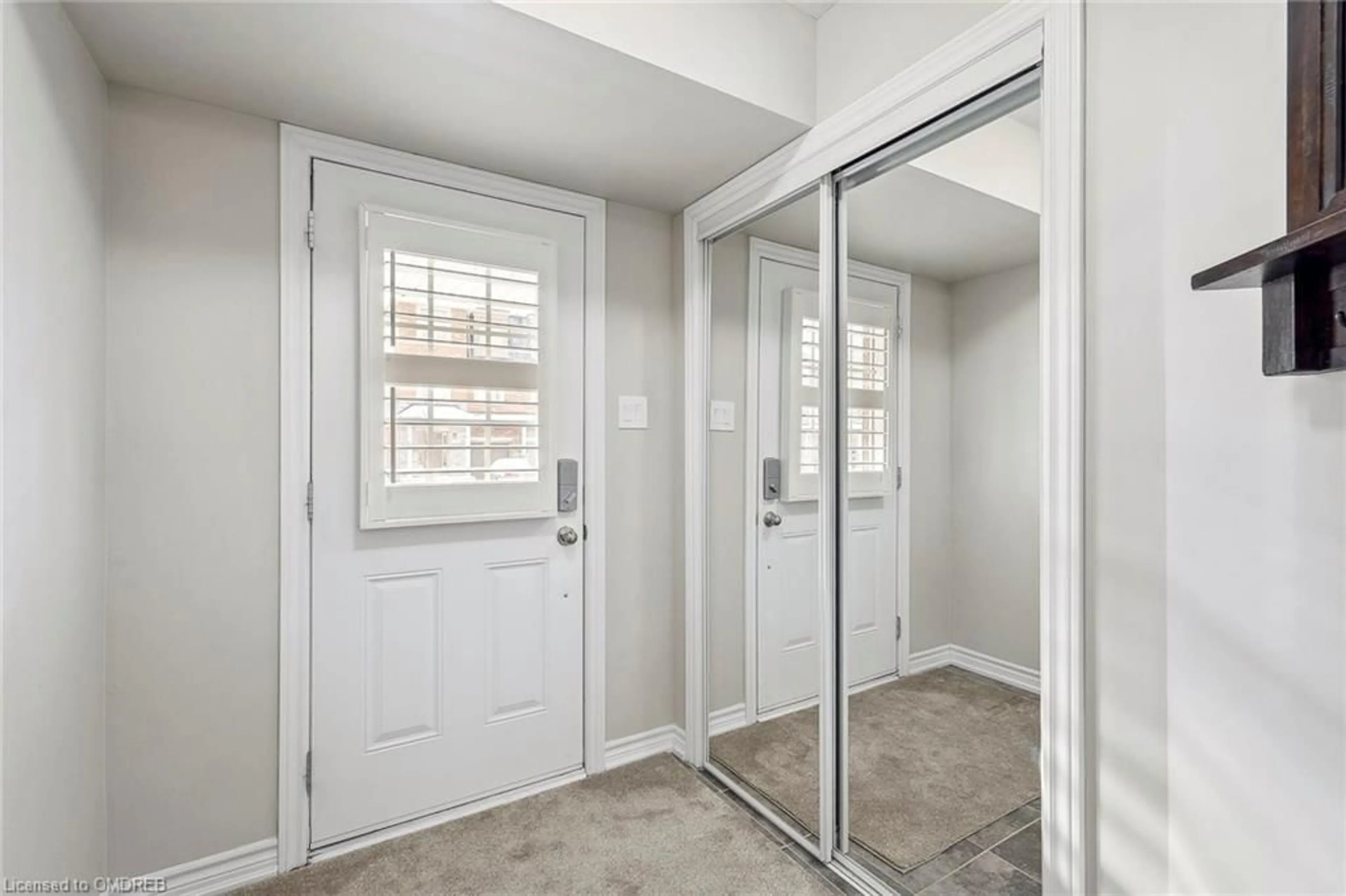 Indoor entryway, unknown floor for 14 Savage Dr, Waterdown Ontario L8B 0A2