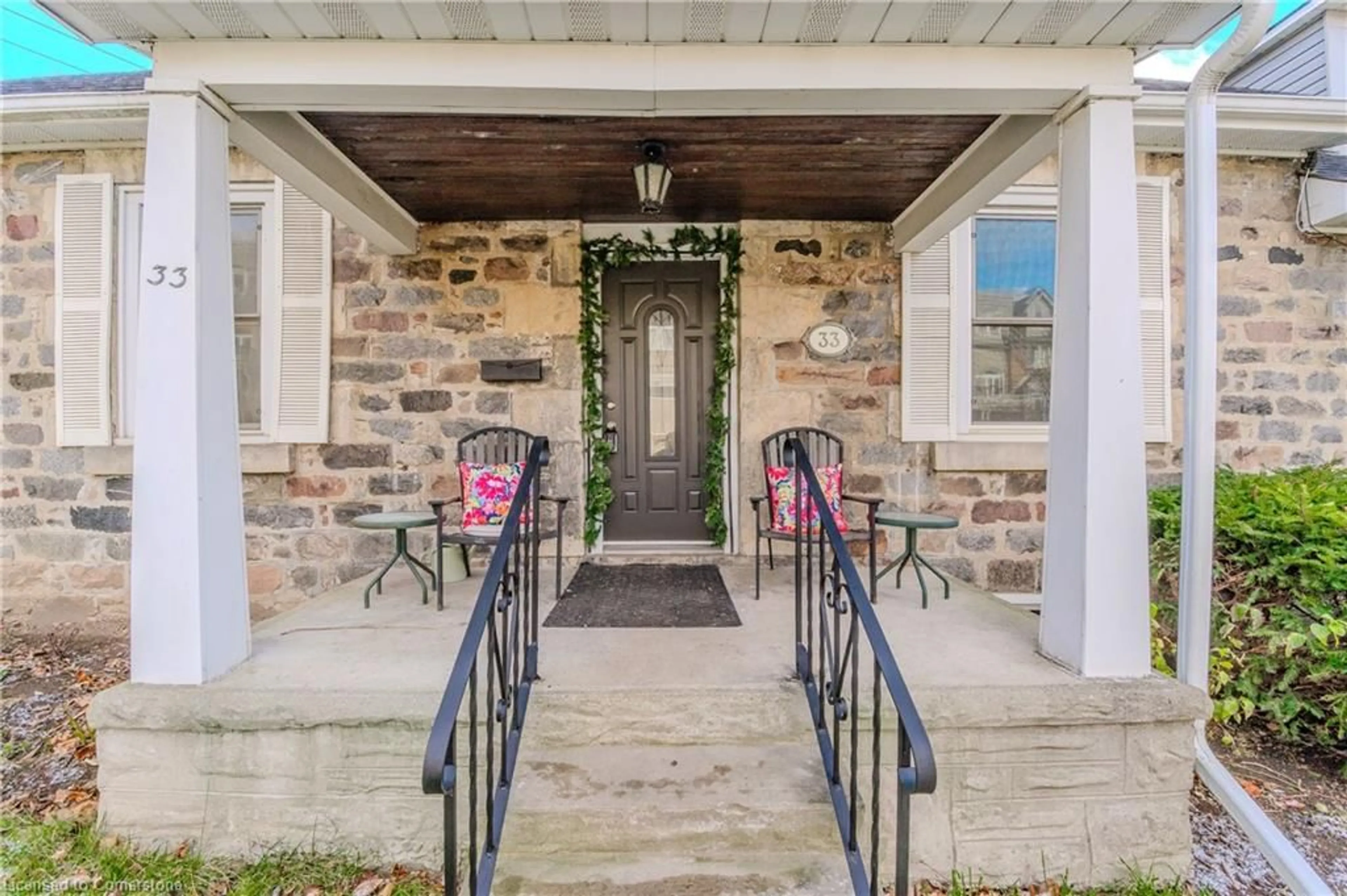 Indoor entryway, ceramic floors for 33 Bruce St, Cambridge Ontario N1R 2E1