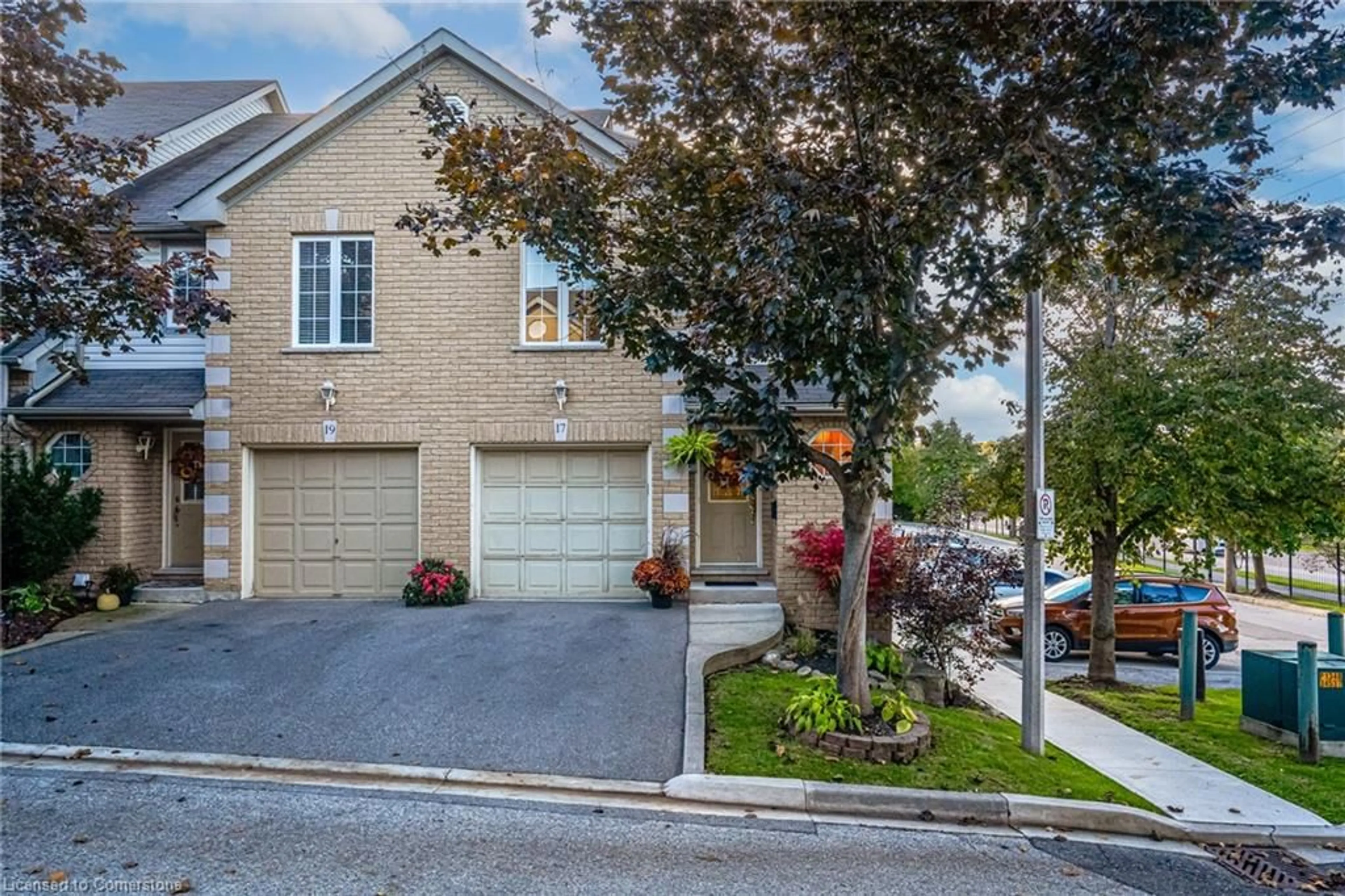 A pic from exterior of the house or condo, the street view for 31 Moss Blvd #17, Dundas Ontario L9H 7A6