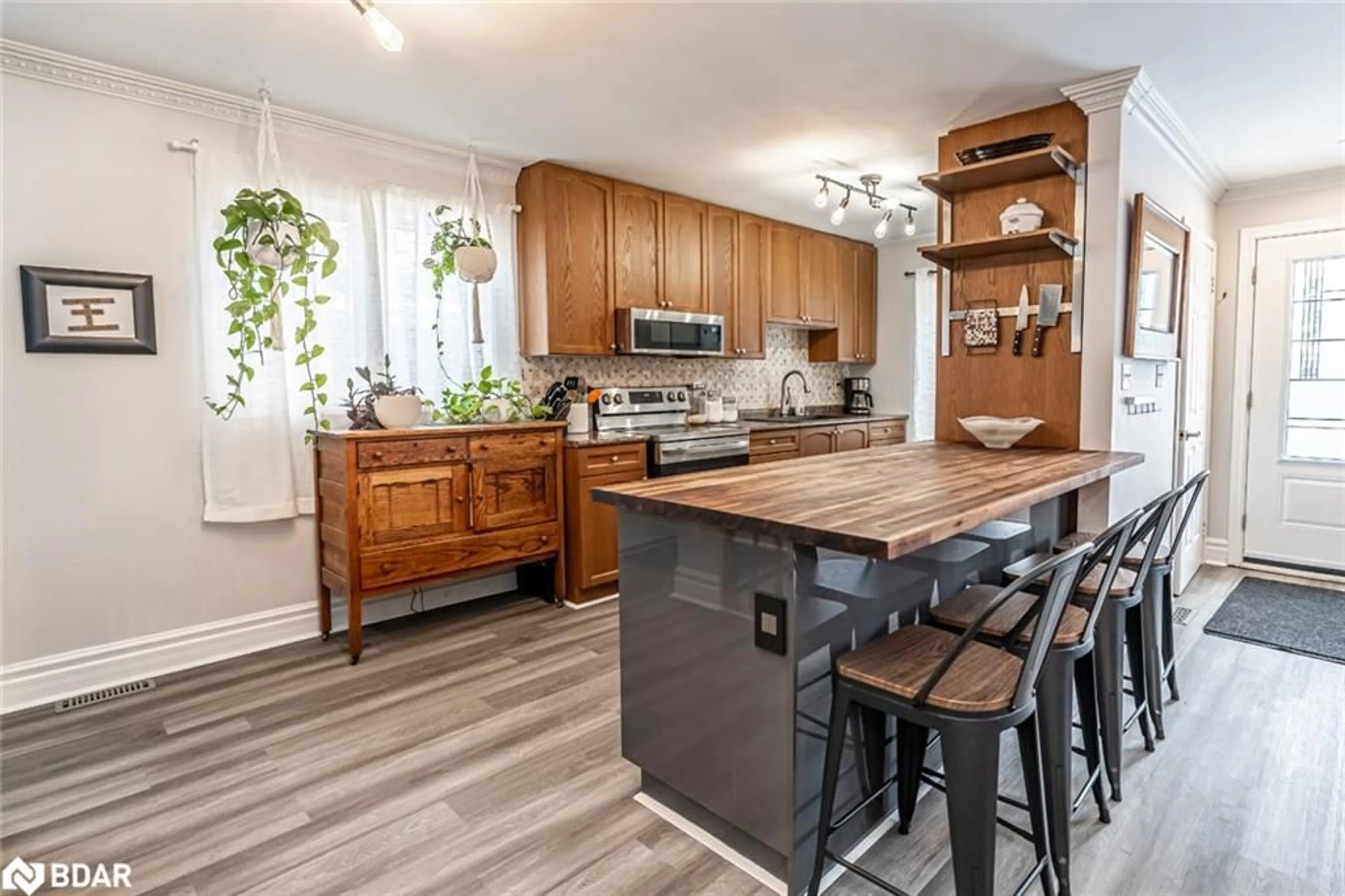 Open concept kitchen, wood/laminate floor for 29 Frost Trail, Barrie Ontario L4N 4X2