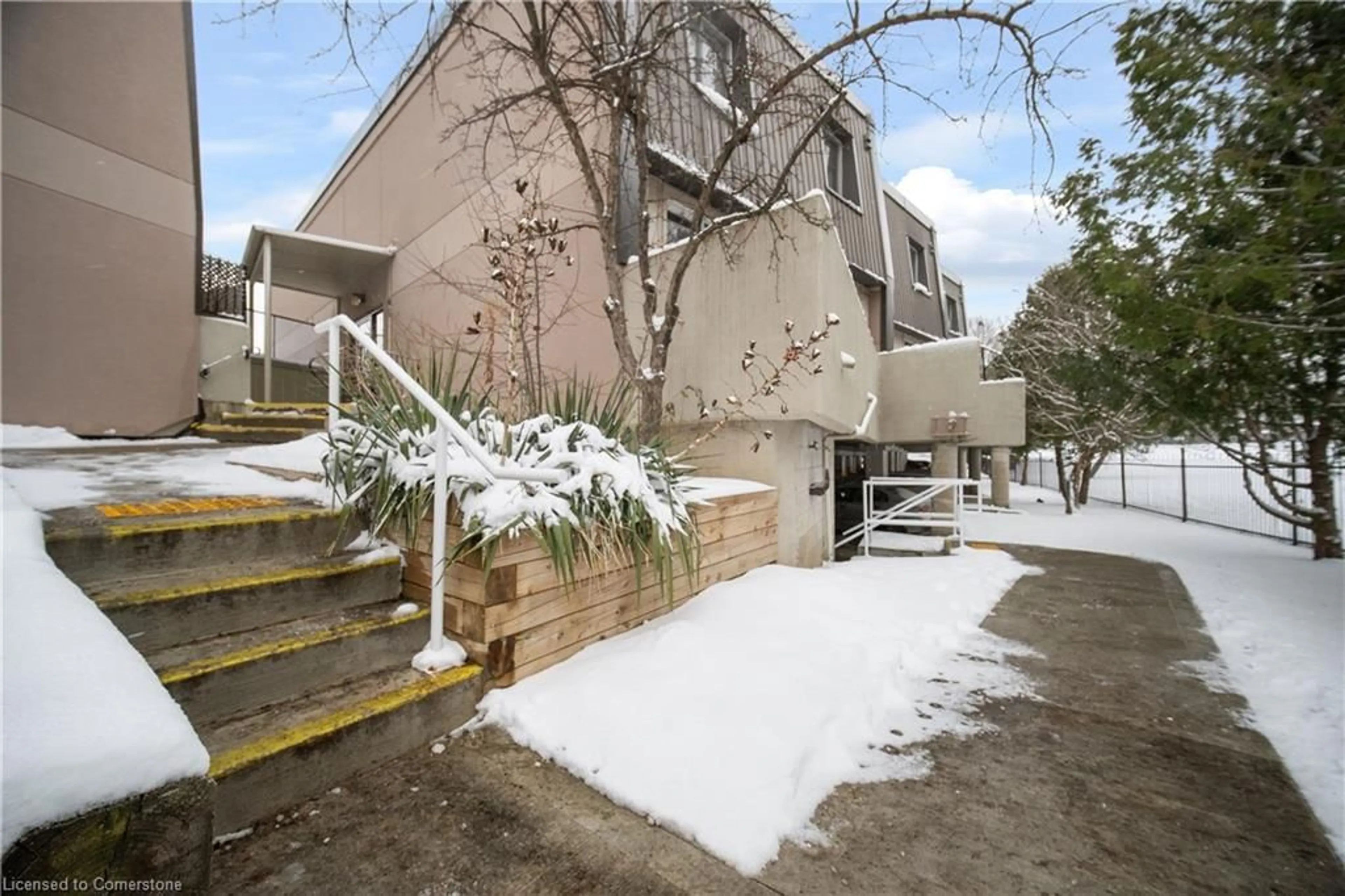 Patio, street for 40 Tannery St #266, Cambridge Ontario N3C 2B9