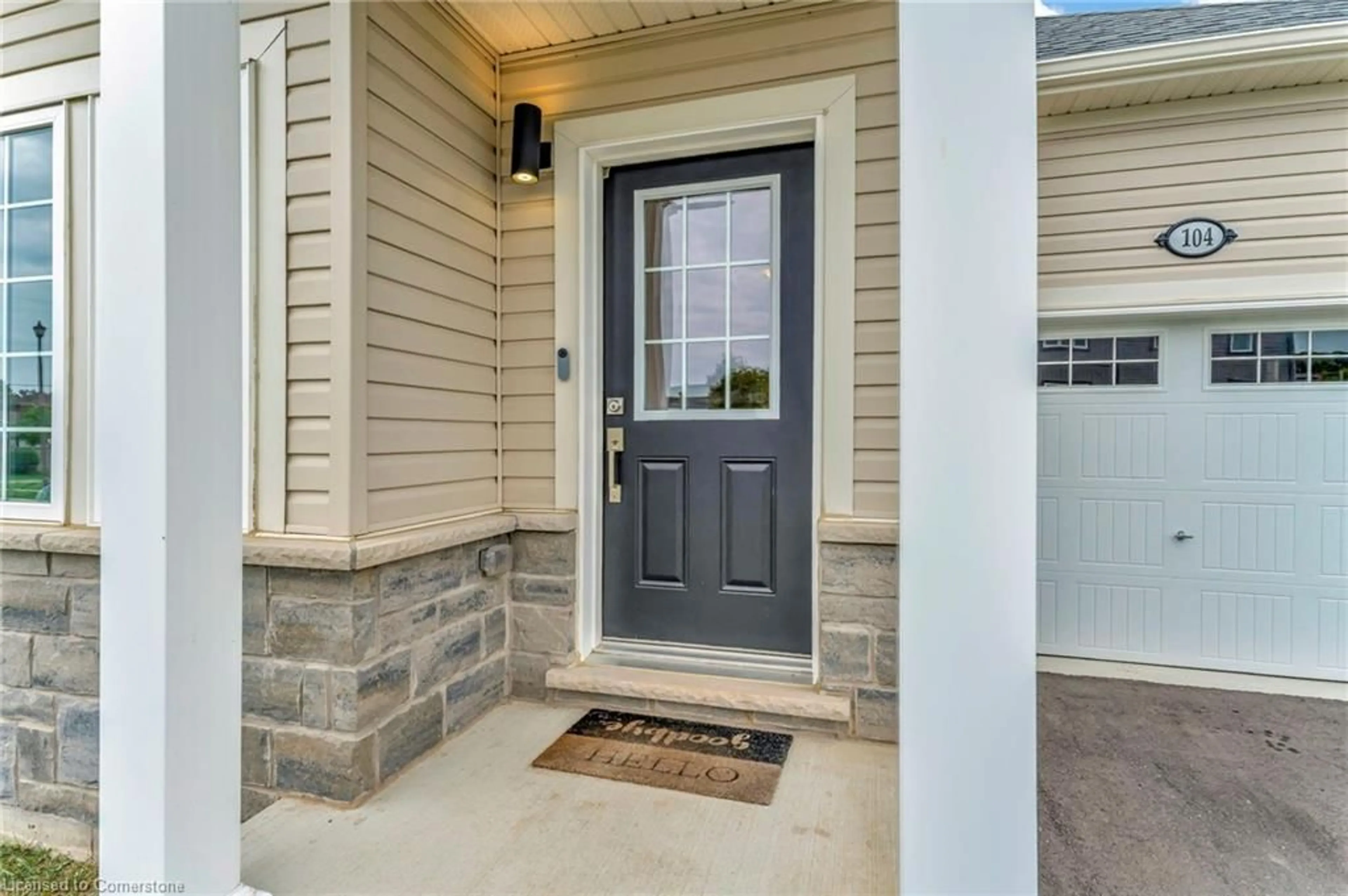 Indoor entryway for 104 Parkside Drive, St. Catharines Ontario L2M 1R1