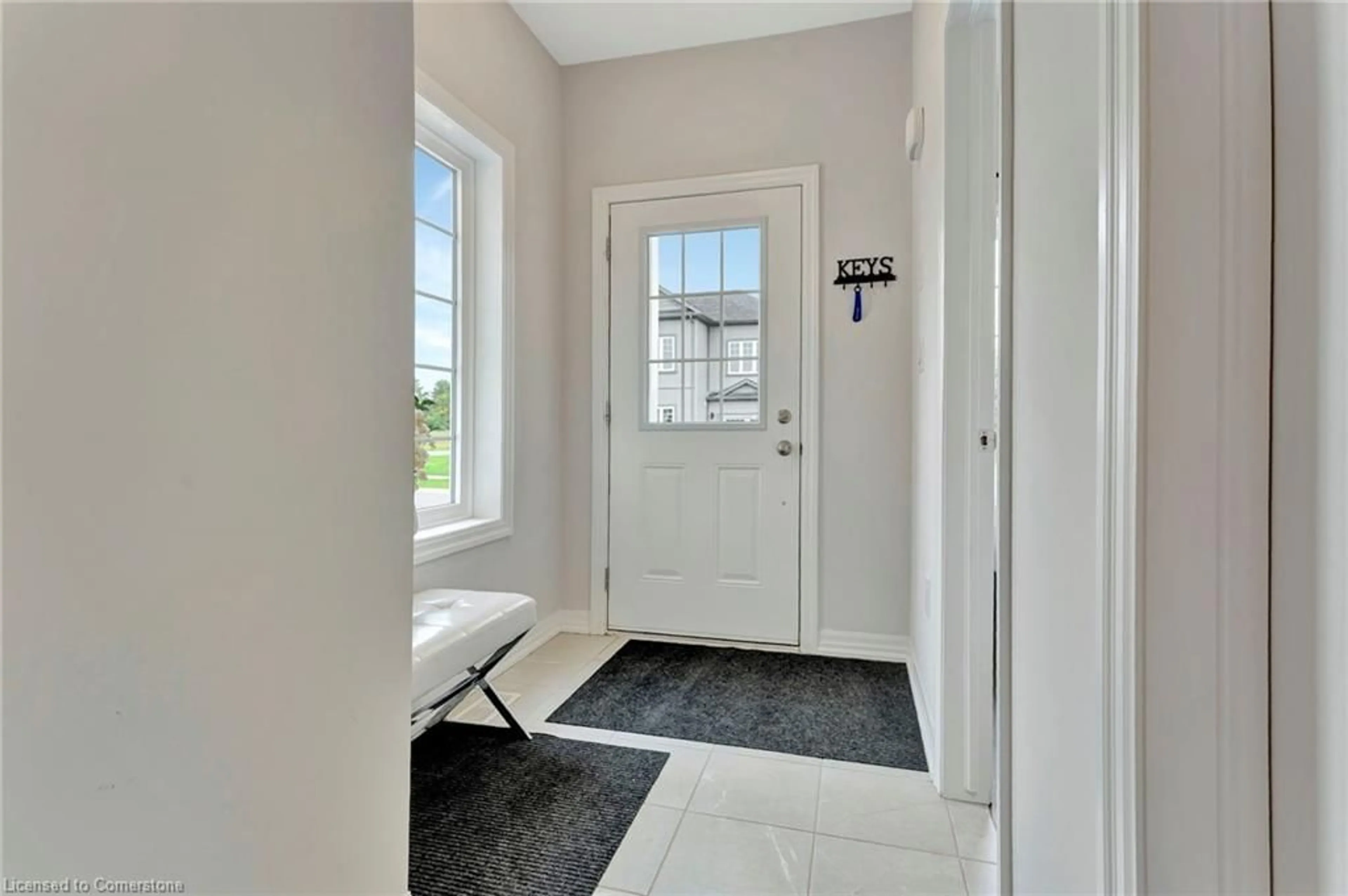 Indoor entryway for 104 Parkside Drive, St. Catharines Ontario L2M 1R1