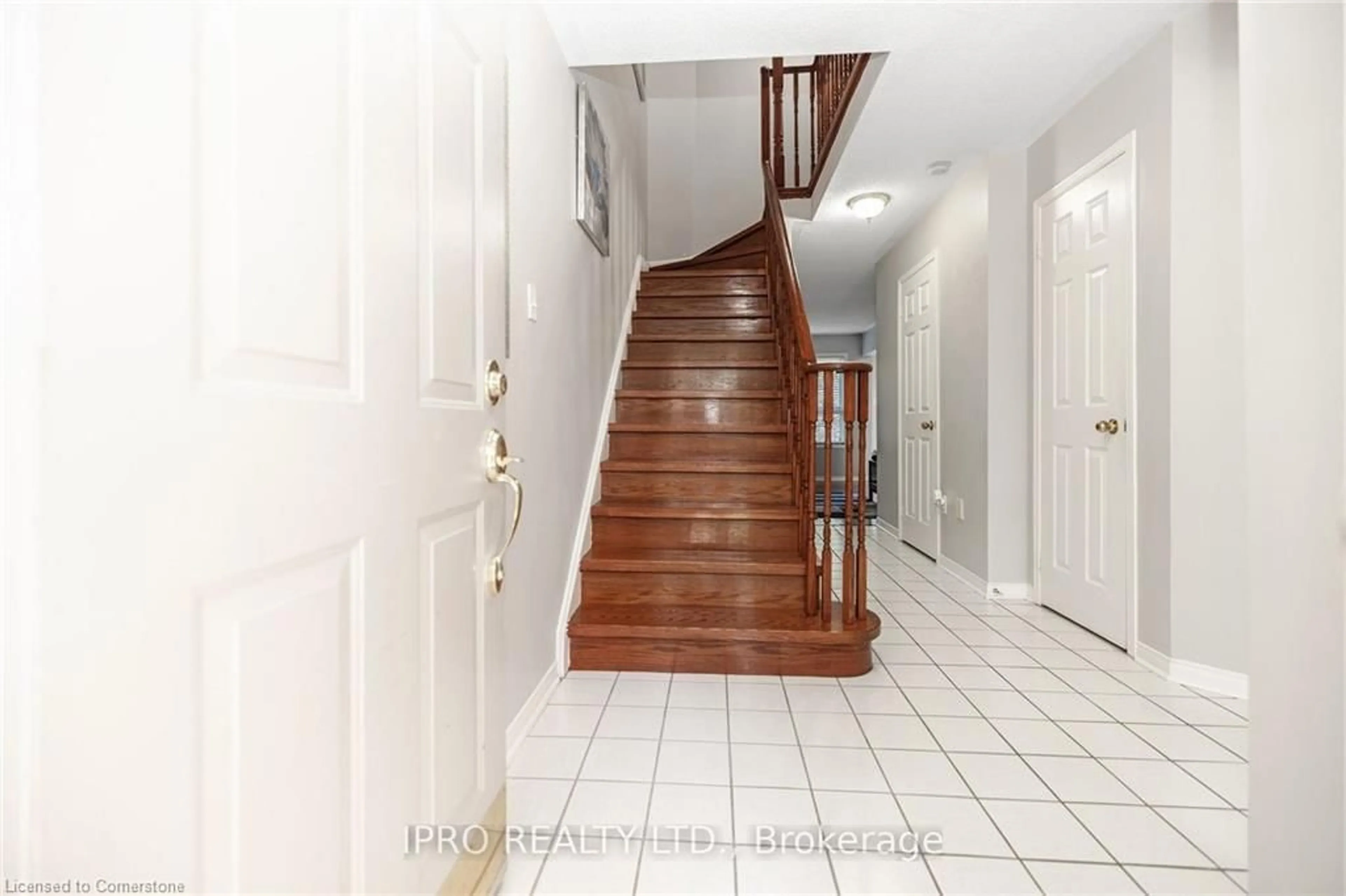 Indoor foyer for 2555 Thomas St #112, Mississauga Ontario L5M 5P6