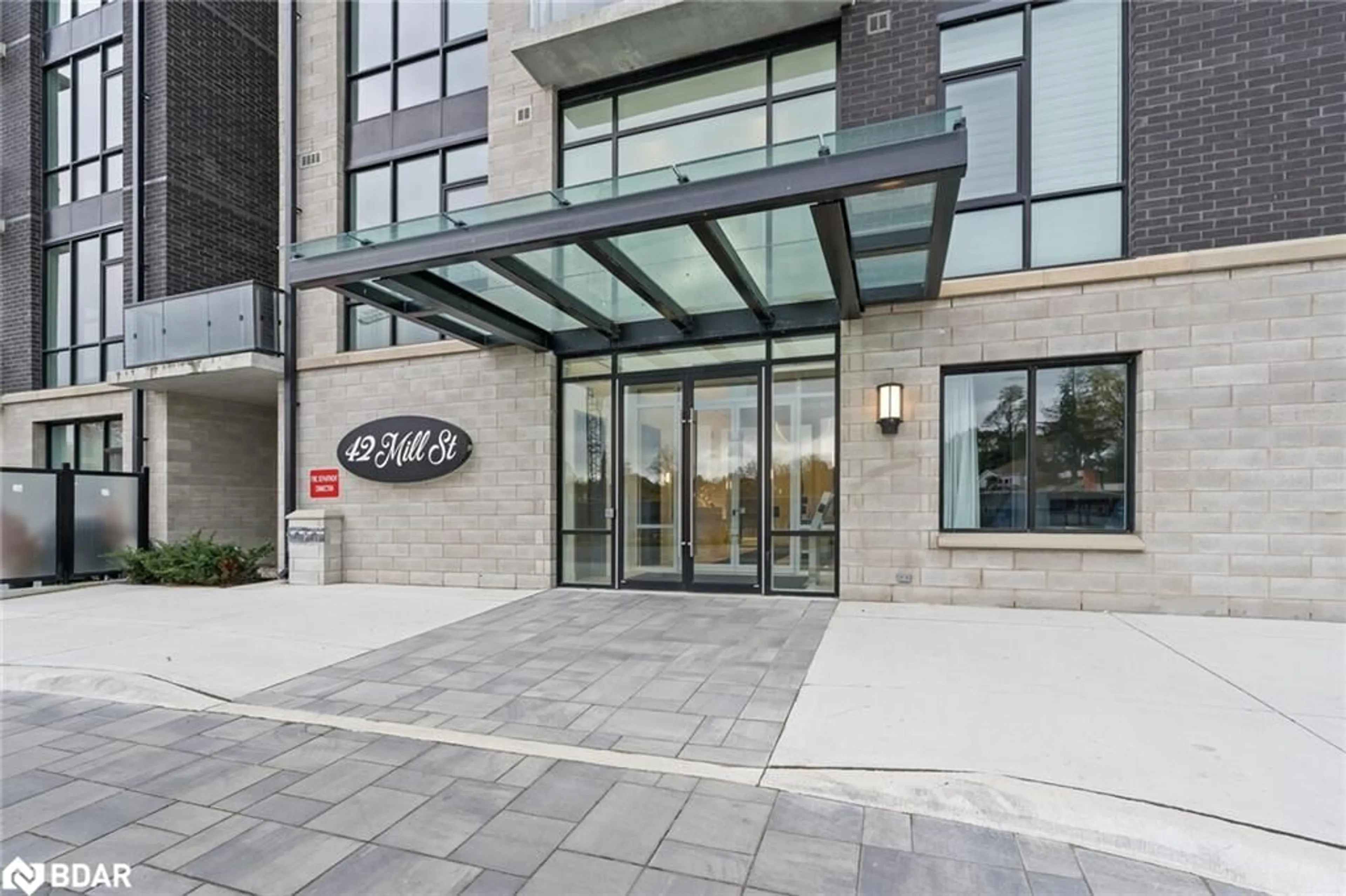 Indoor foyer for 42 Mill St #403, Georgetown Ontario L7G 2H7