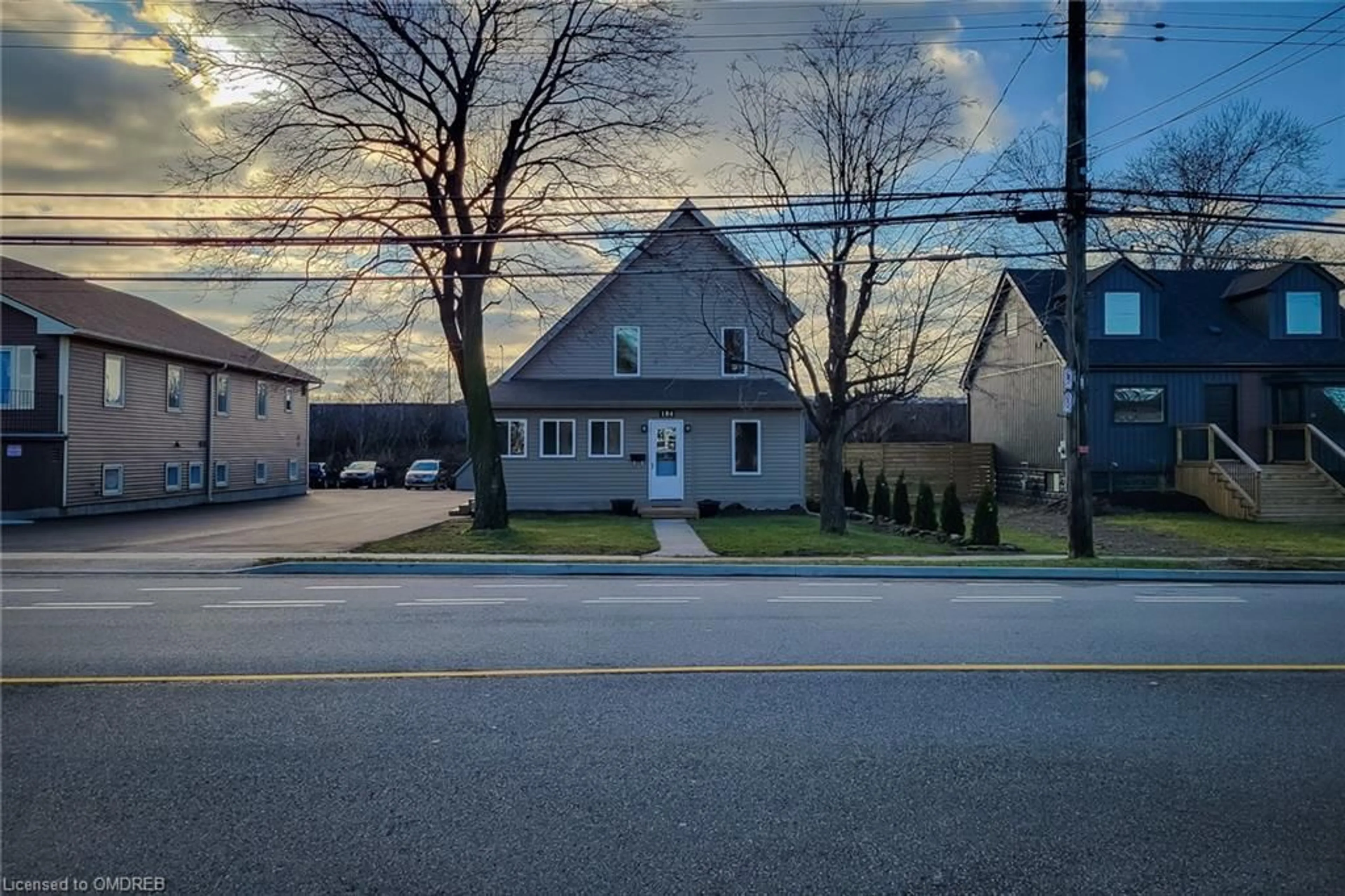 A pic from outside/outdoor area/front of a property/back of a property/a pic from drone, street for 184 Beach Blvd, Hamilton Ontario L8H 6V9