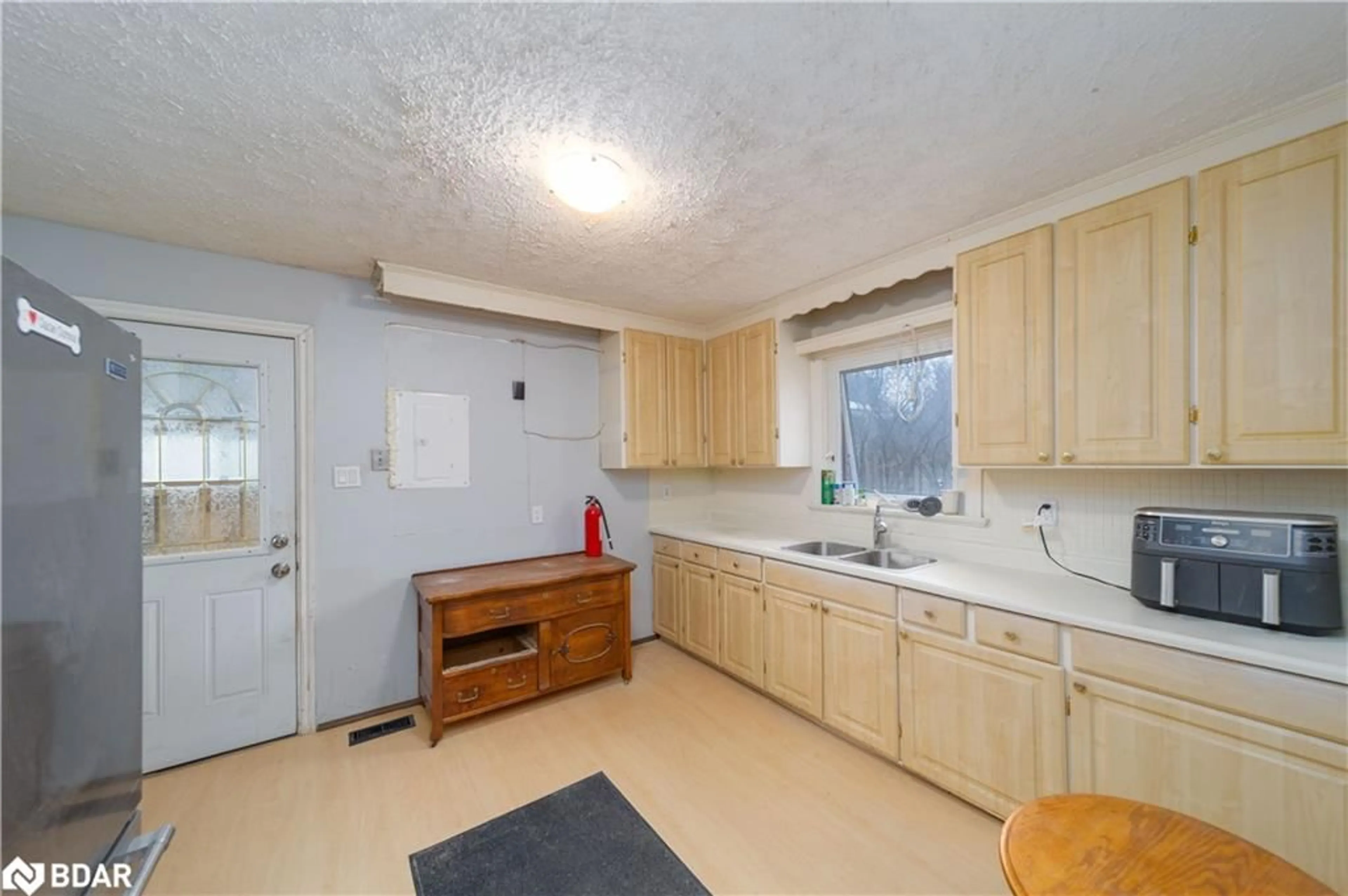 Standard kitchen, unknown for 177 Mill St, Angus Ontario L0M 1B0