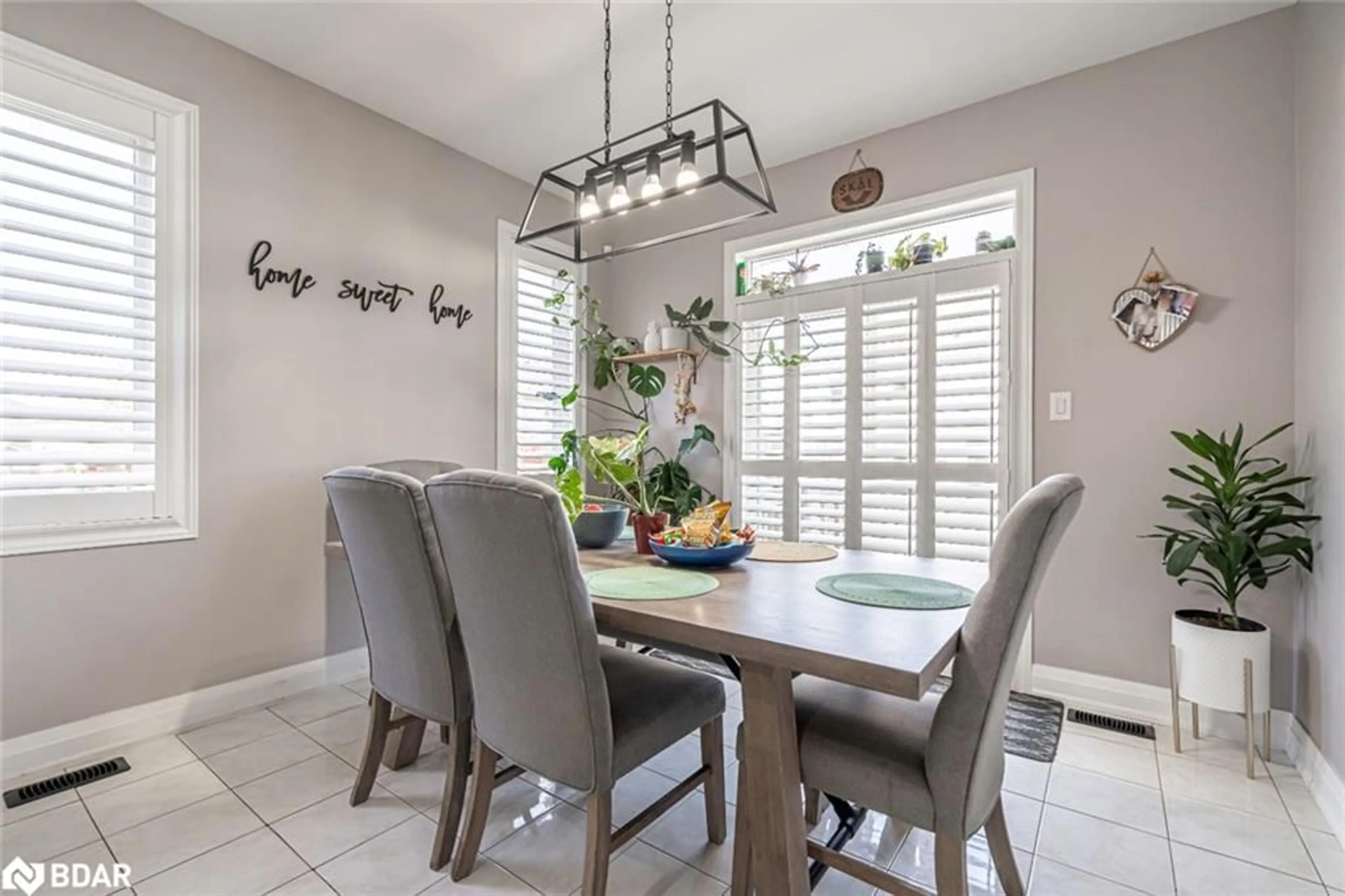 Dining room, ceramic/tile floor for 34 Legion Way, Angus Ontario L3W 0M7