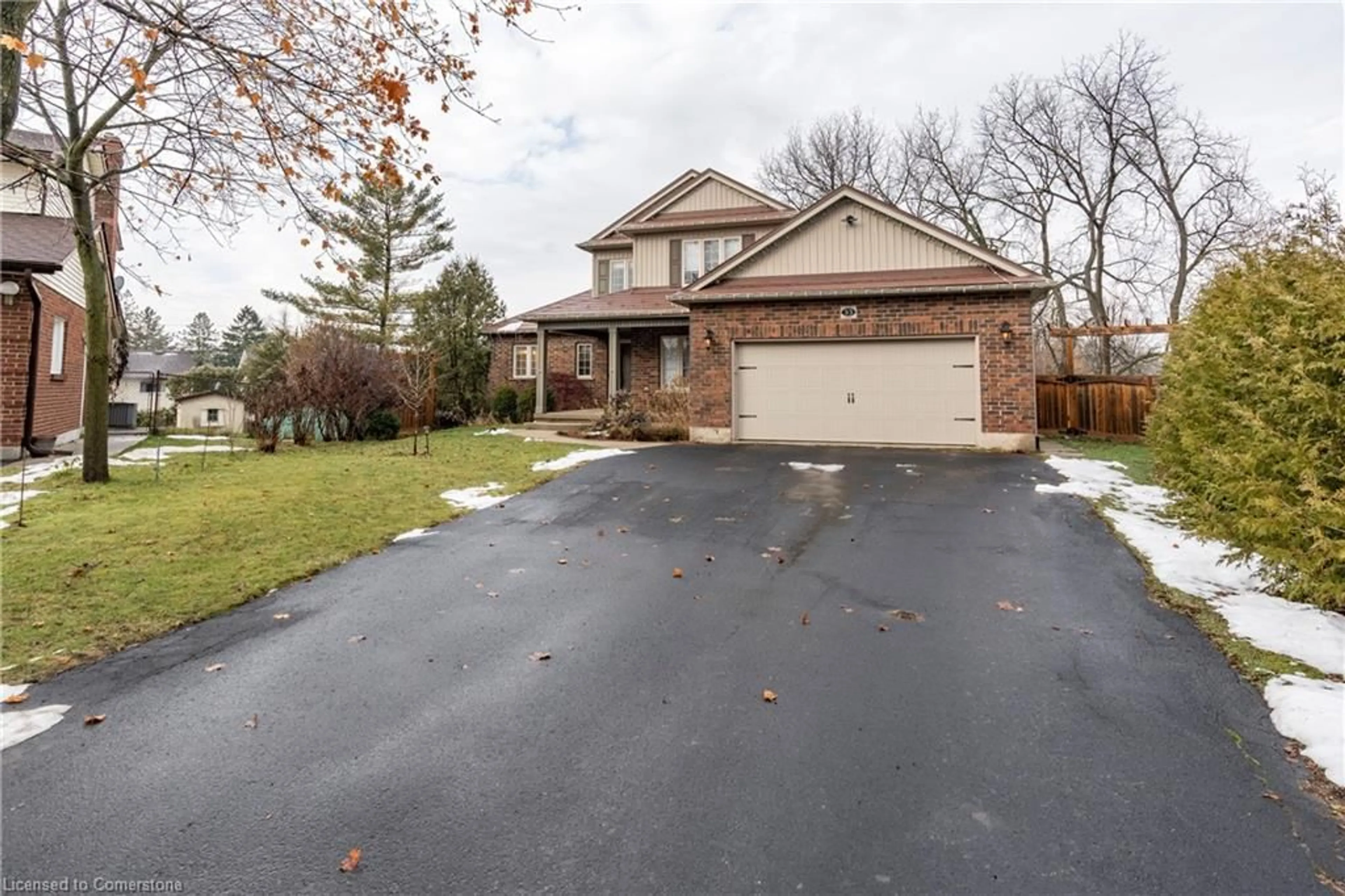 A pic from outside/outdoor area/front of a property/back of a property/a pic from drone, street for 33 Notchwood Crt, Kitchener Ontario N2A 3L6