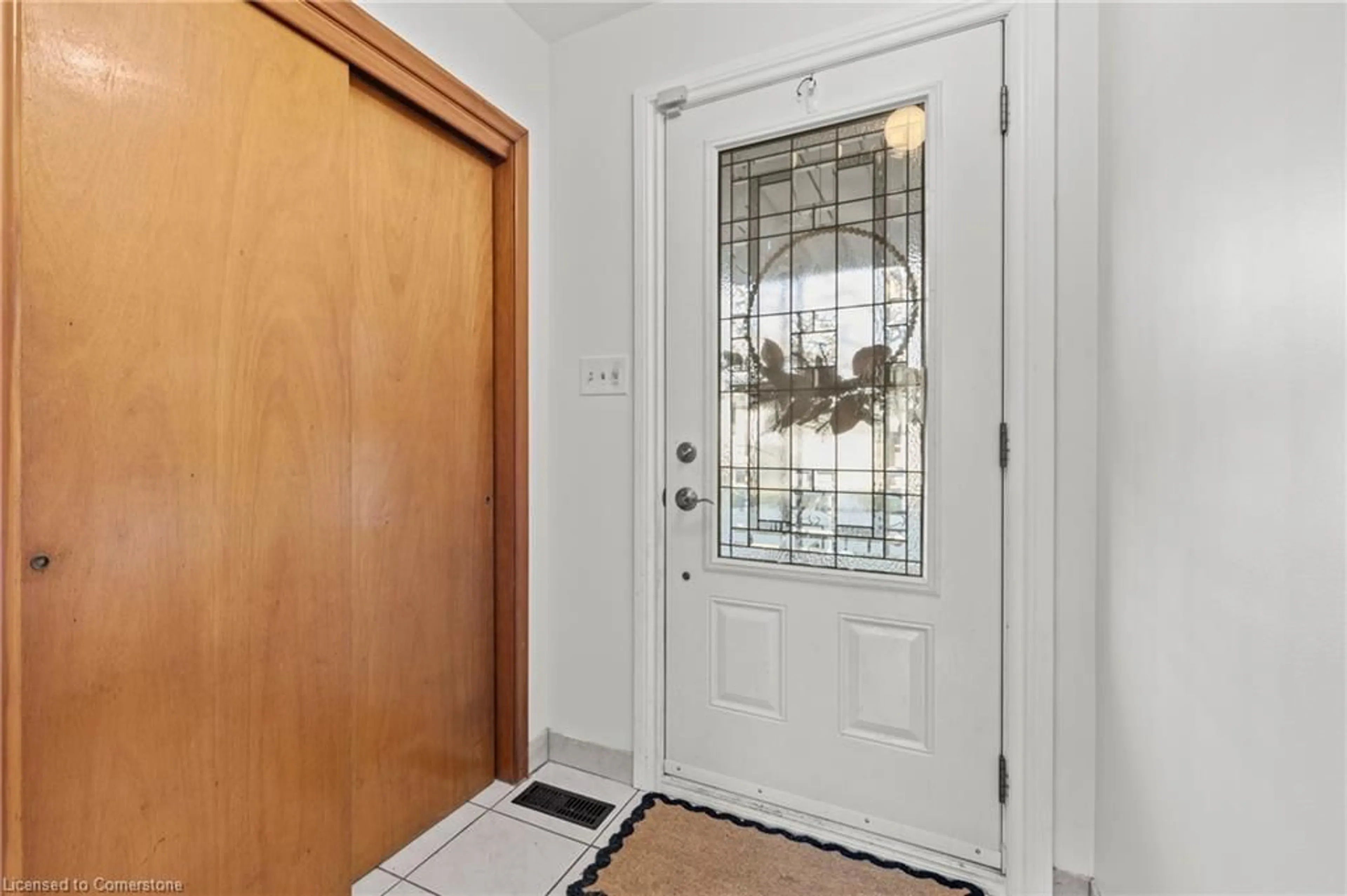 Indoor entryway for 173 Columbia Dr, Hamilton Ontario L9C 3Y7