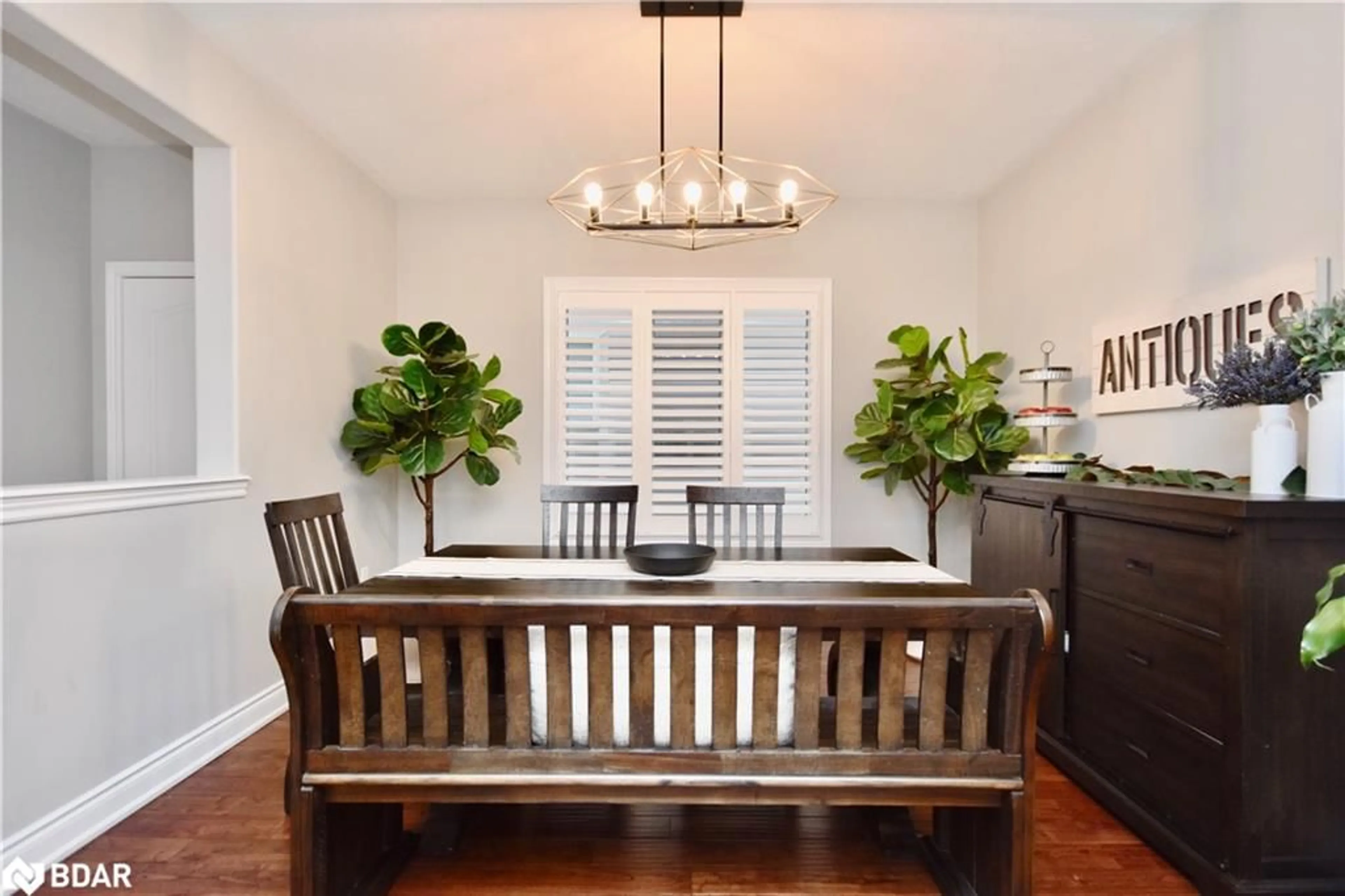 Dining room, wood/laminate floor for 3089 Emperor Dr, Orillia Ontario L3V 0G4