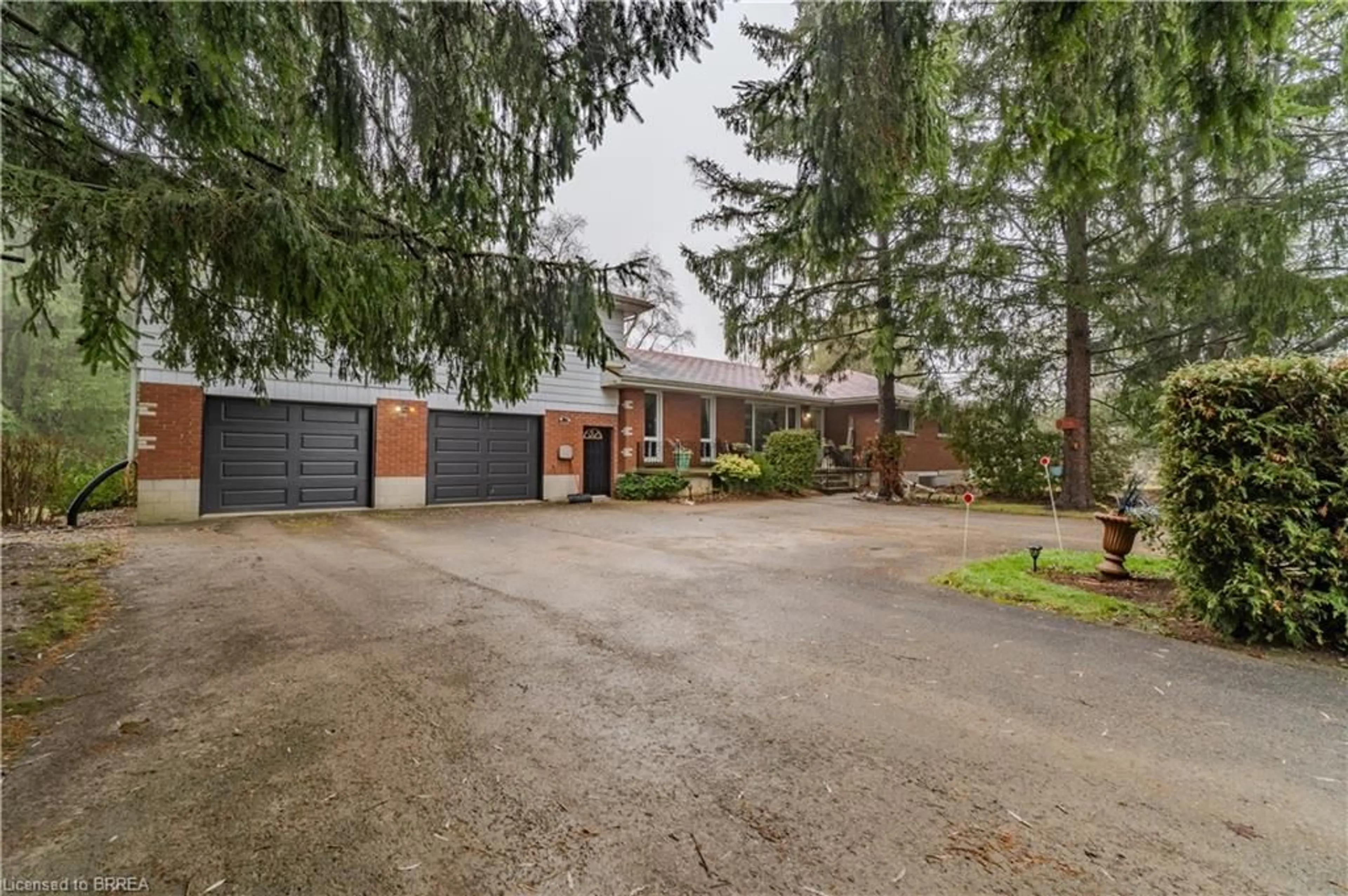 A pic from outside/outdoor area/front of a property/back of a property/a pic from drone, street for 124 Madden Street, Brantford Ontario N3T 5M1