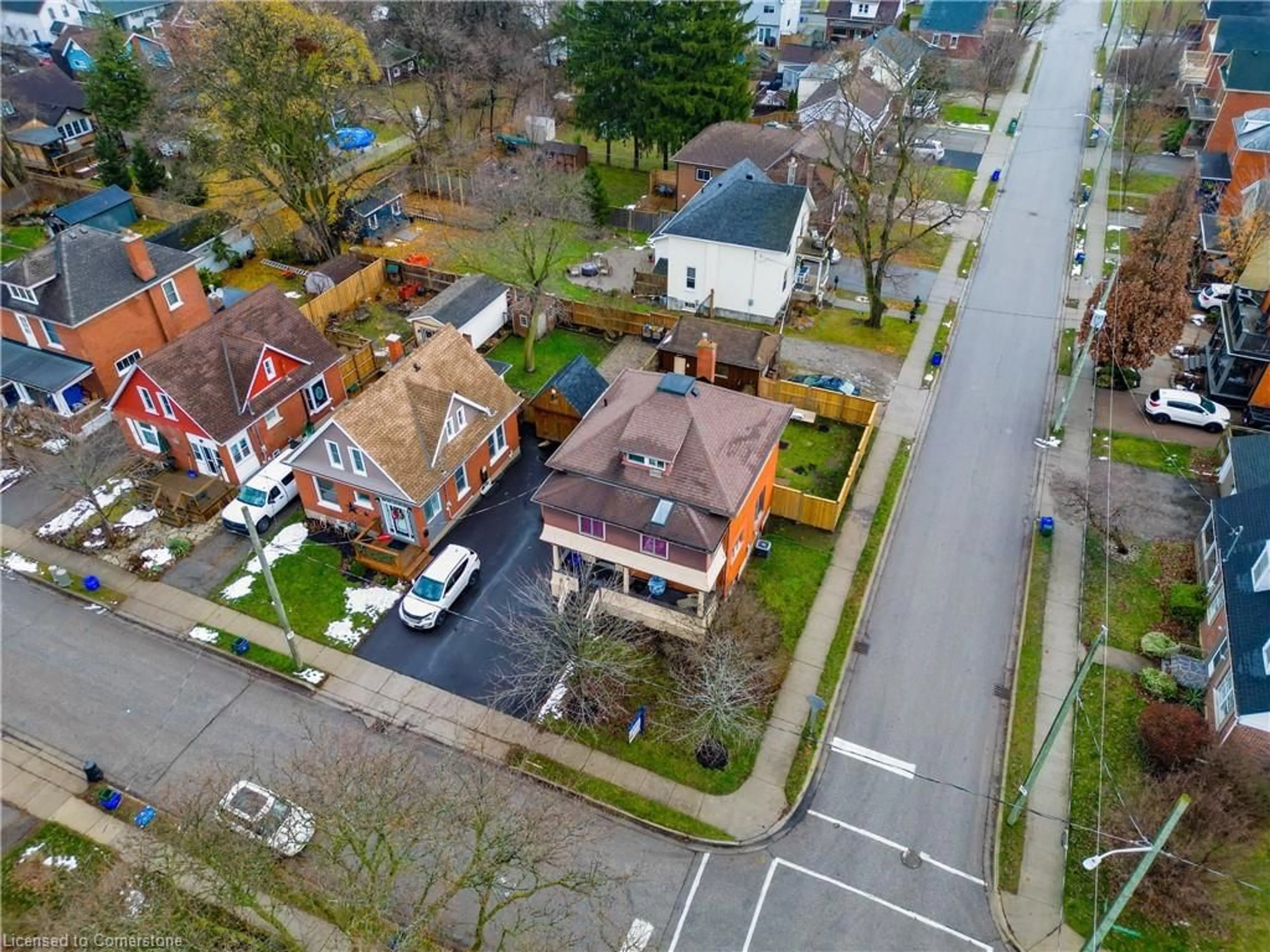 A pic from outside/outdoor area/front of a property/back of a property/a pic from drone, street for 455 Waterloo St, Cambridge Ontario N3H 1P1