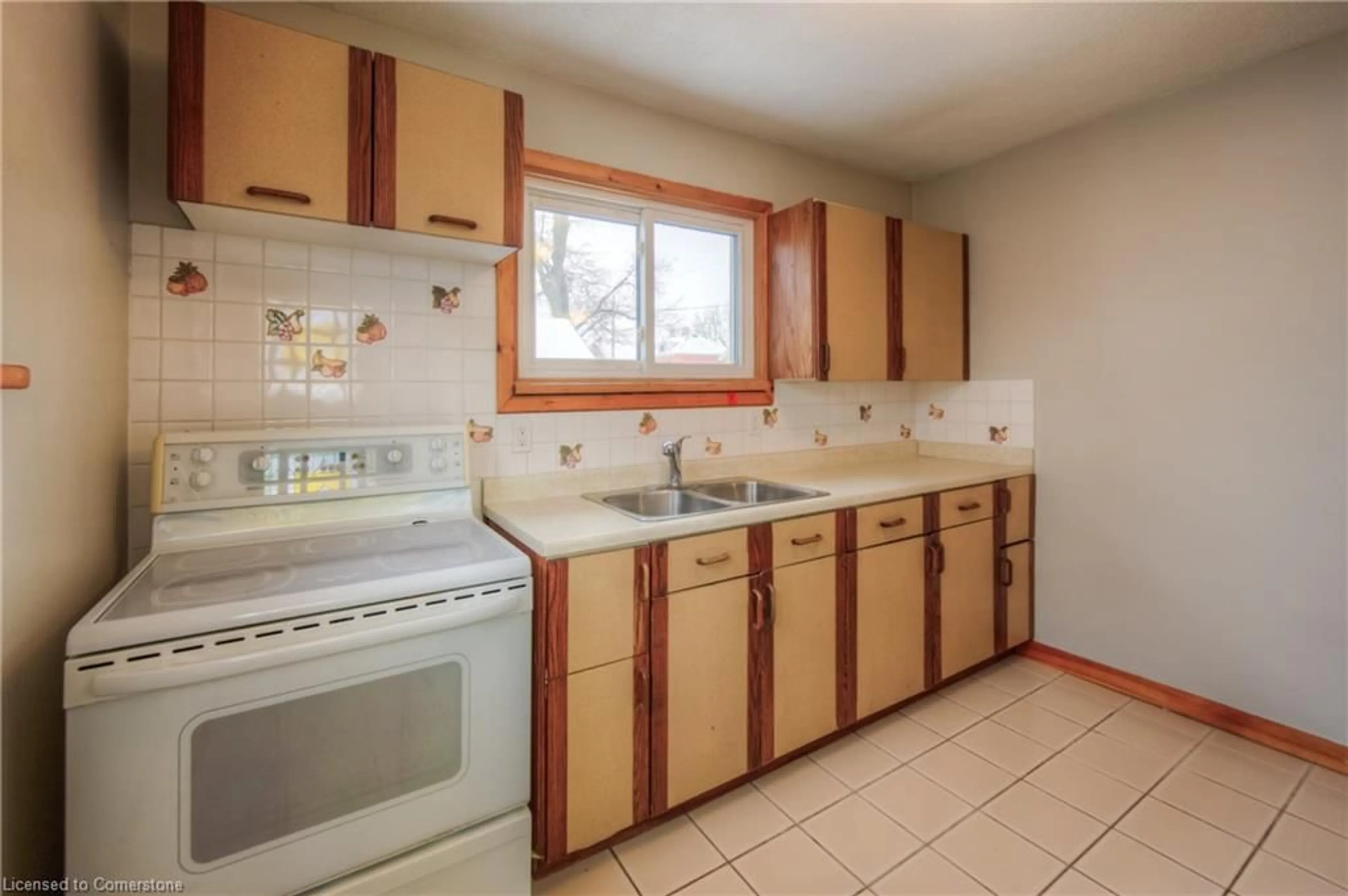 Standard kitchen, ceramic/tile floor for 455 Waterloo St, Cambridge Ontario N3H 1P1