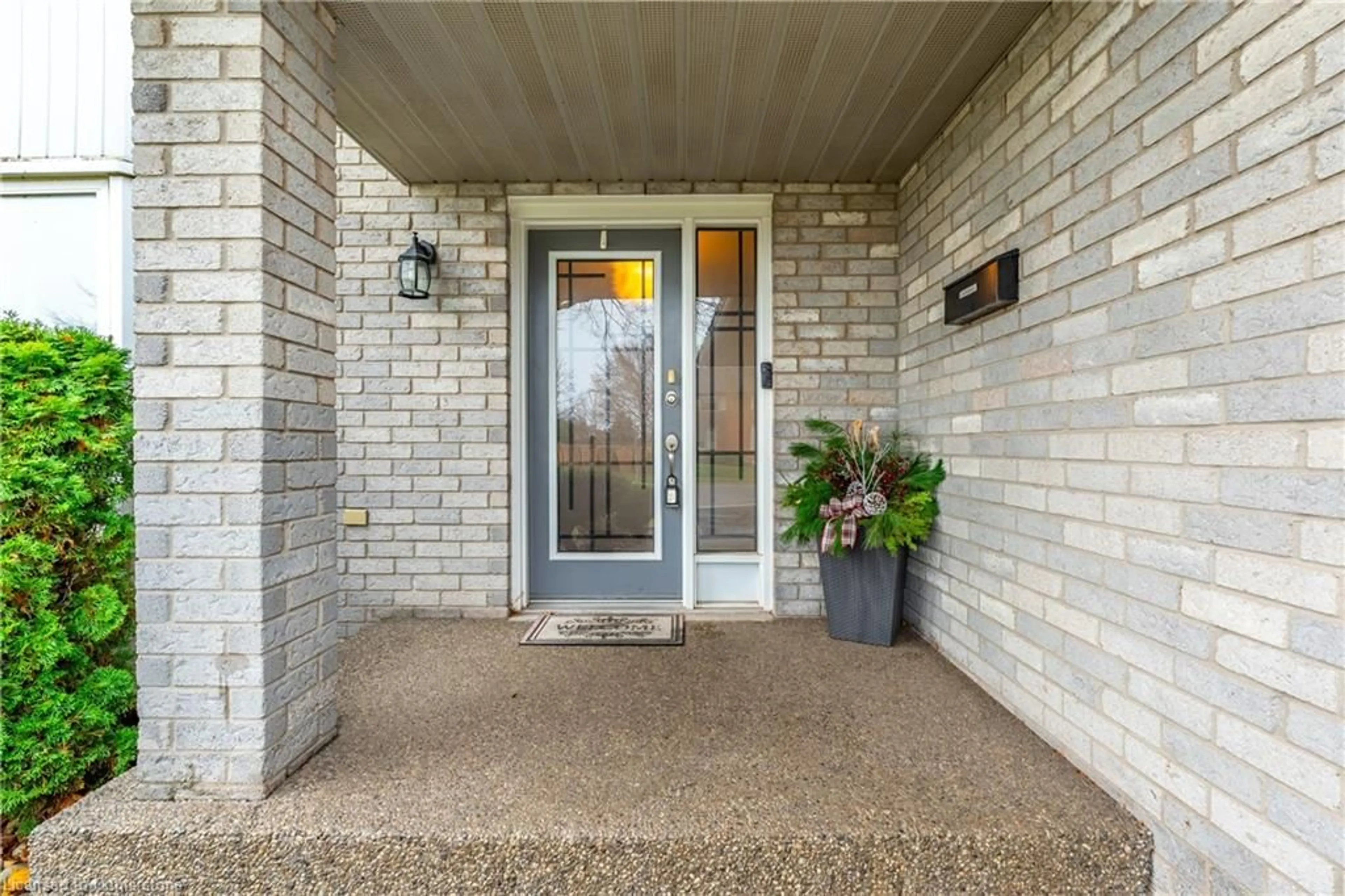 Indoor entryway for 22 Cresthaven Dr, Stoney Creek Ontario L8E 4S5