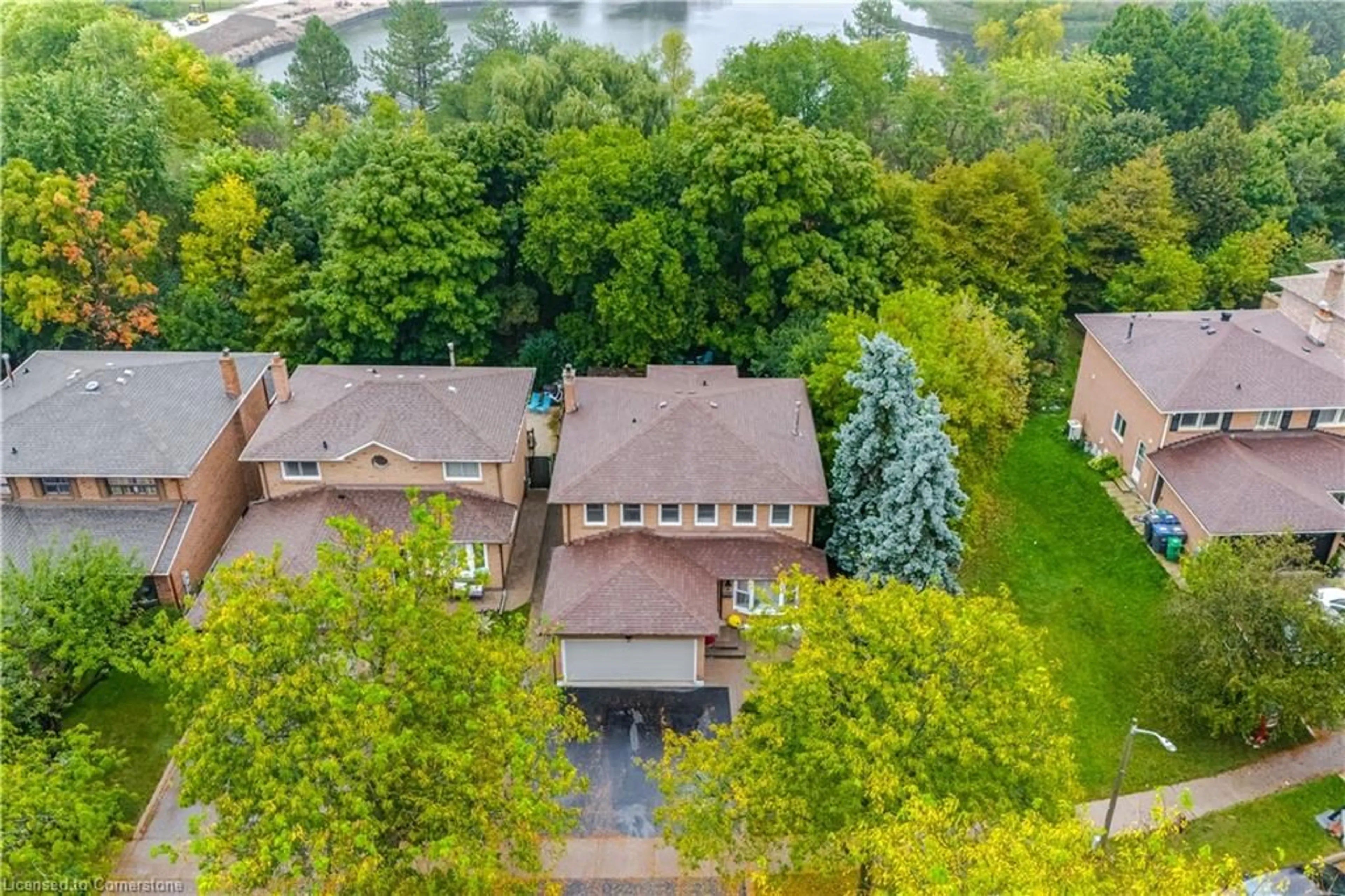 A pic from outside/outdoor area/front of a property/back of a property/a pic from drone, street for 70 Lakecrest Trail, Brampton Ontario L6Z 1S6