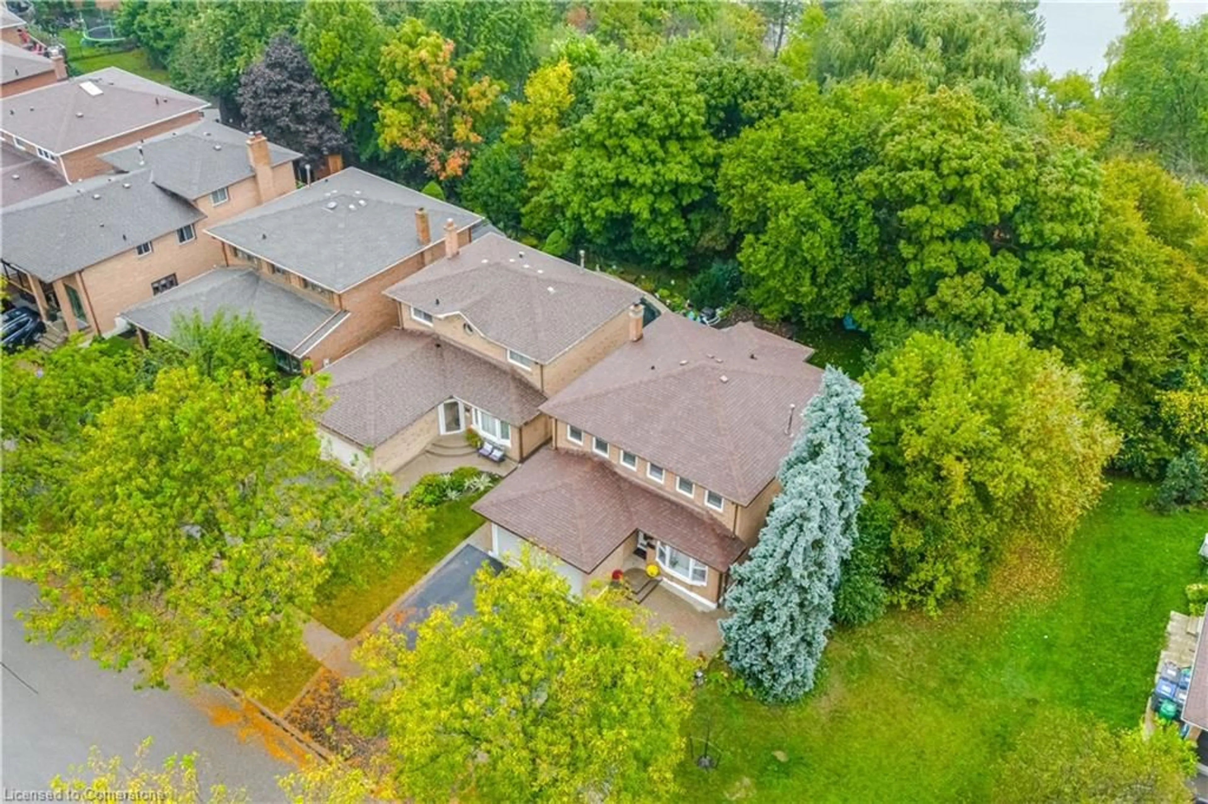 A pic from outside/outdoor area/front of a property/back of a property/a pic from drone, street for 70 Lakecrest Trail, Brampton Ontario L6Z 1S6