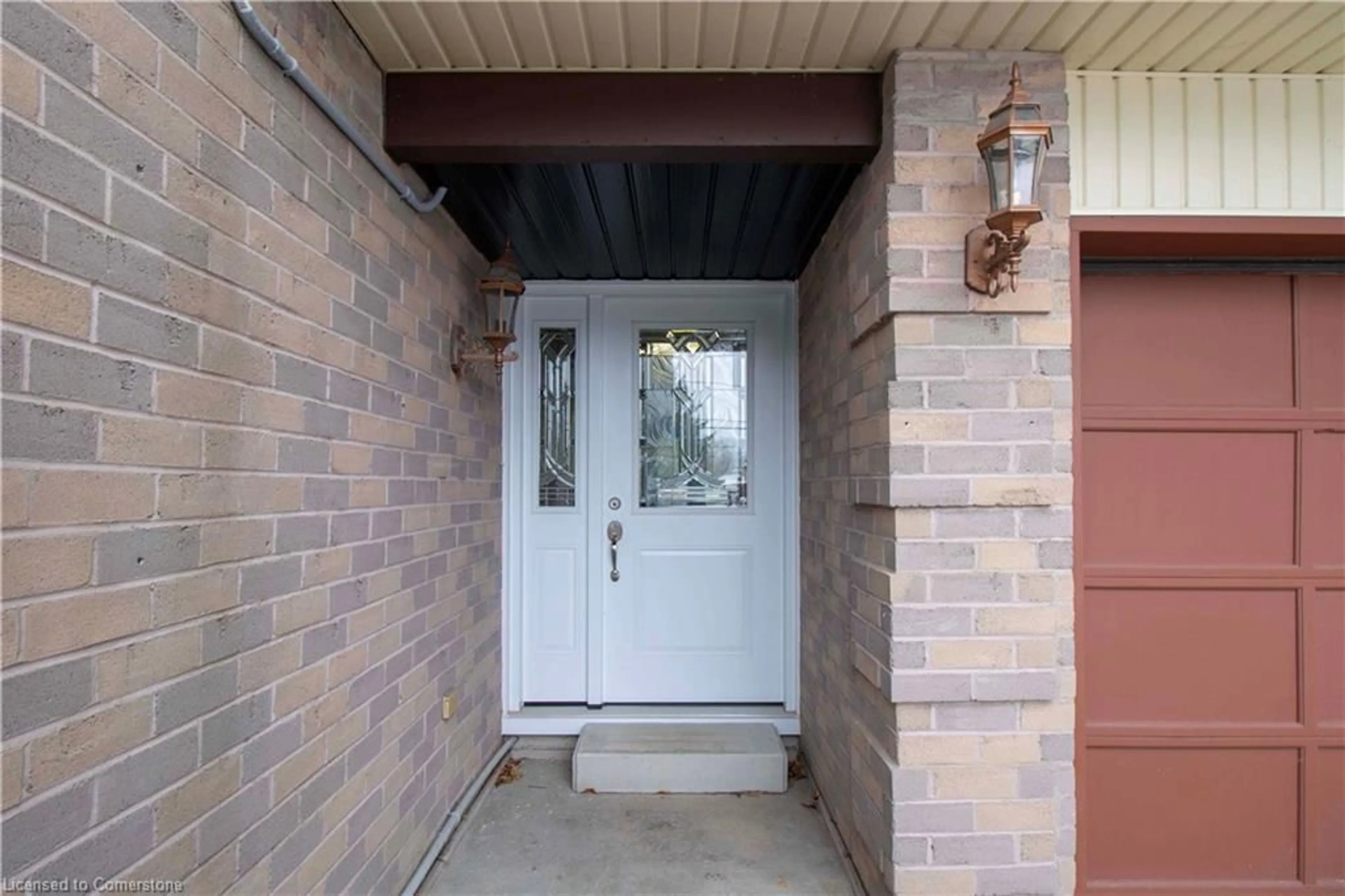 Indoor entryway for 37 Kinross St, Caledonia Ontario N3W 1J9