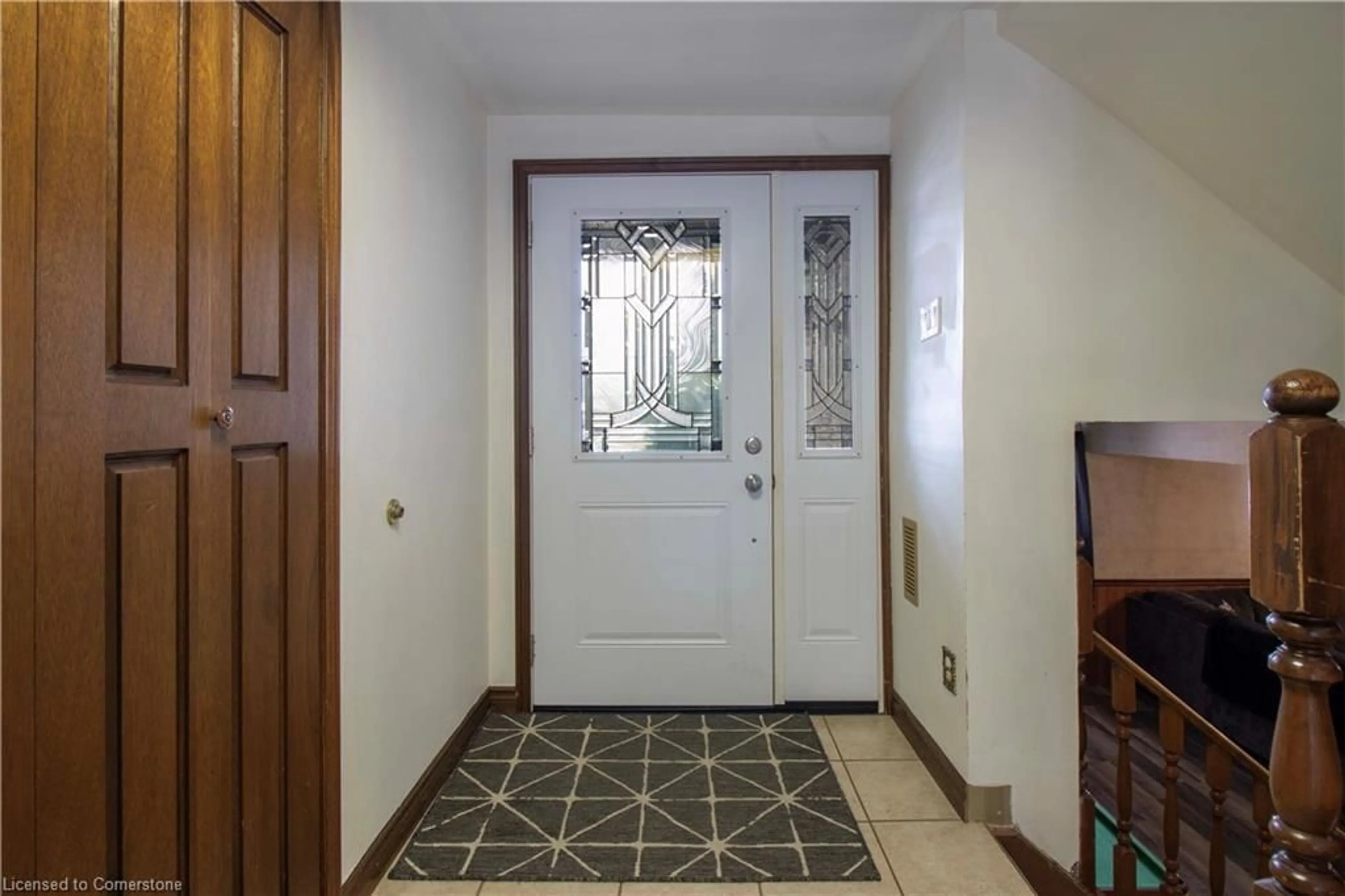 Indoor entryway for 37 Kinross St, Caledonia Ontario N3W 1J9