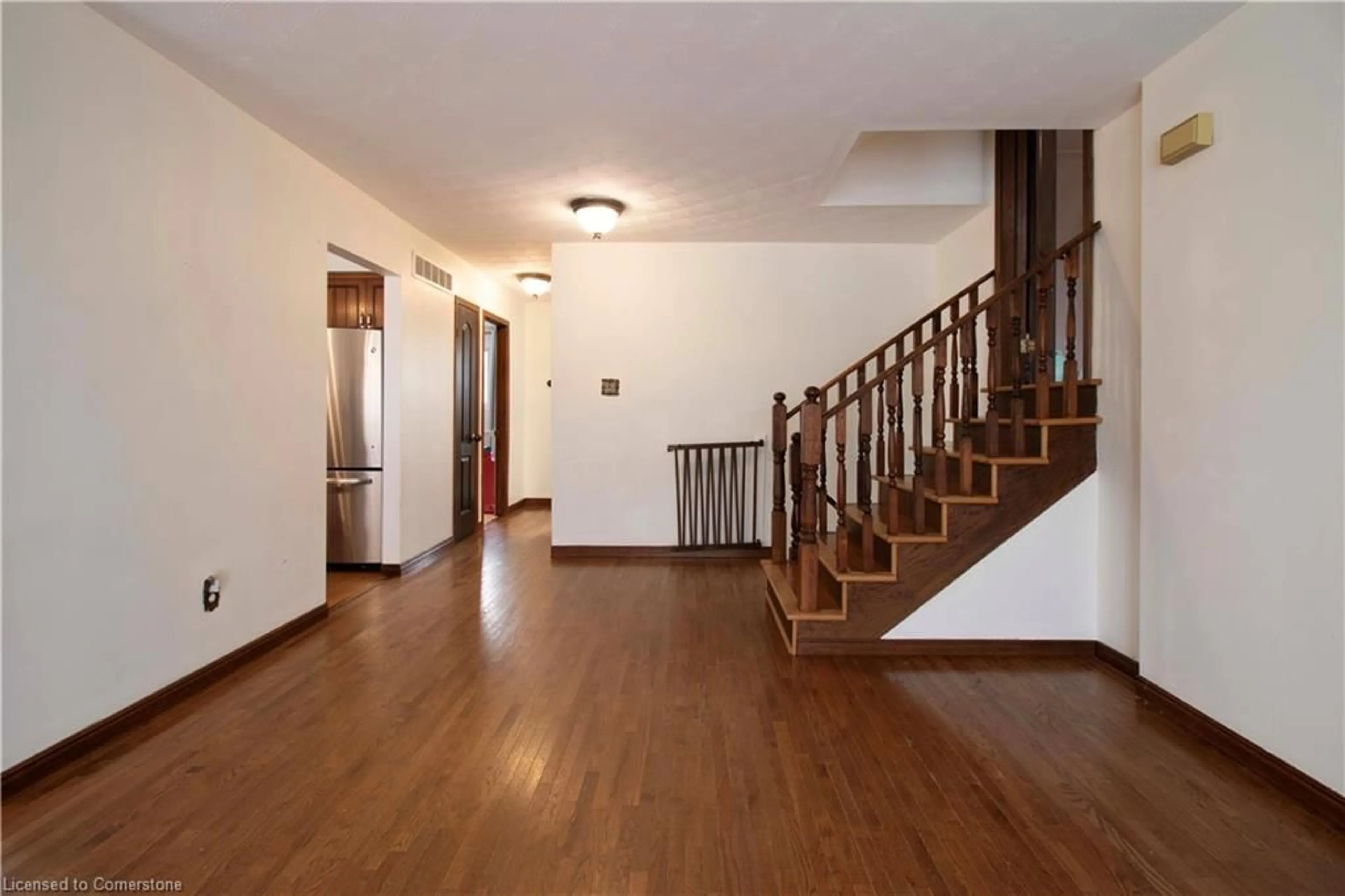 Indoor foyer for 37 Kinross St, Caledonia Ontario N3W 1J9