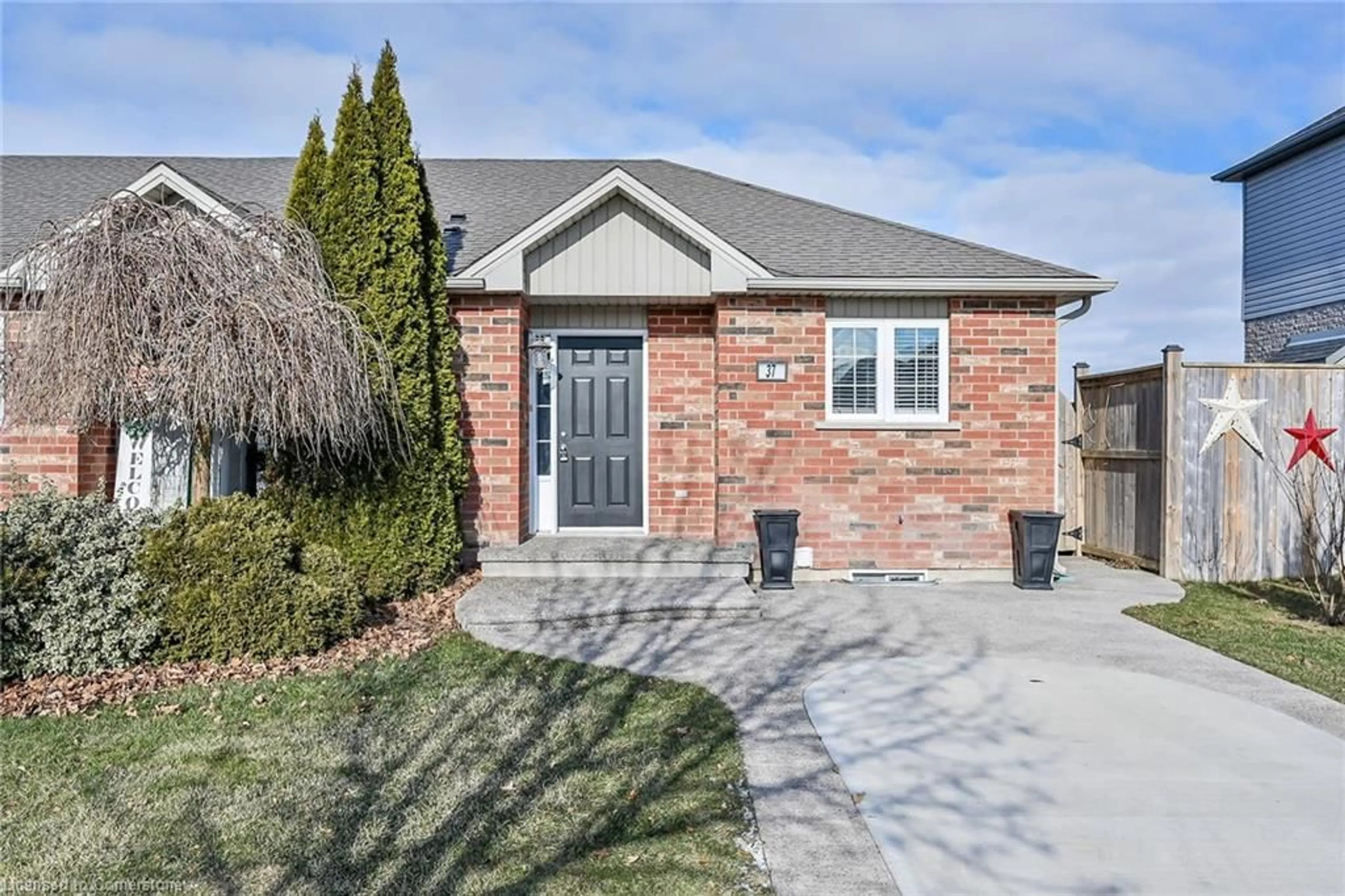 Home with brick exterior material, street for 37 Hudson Dr, Cayuga Ontario N0A 1E0