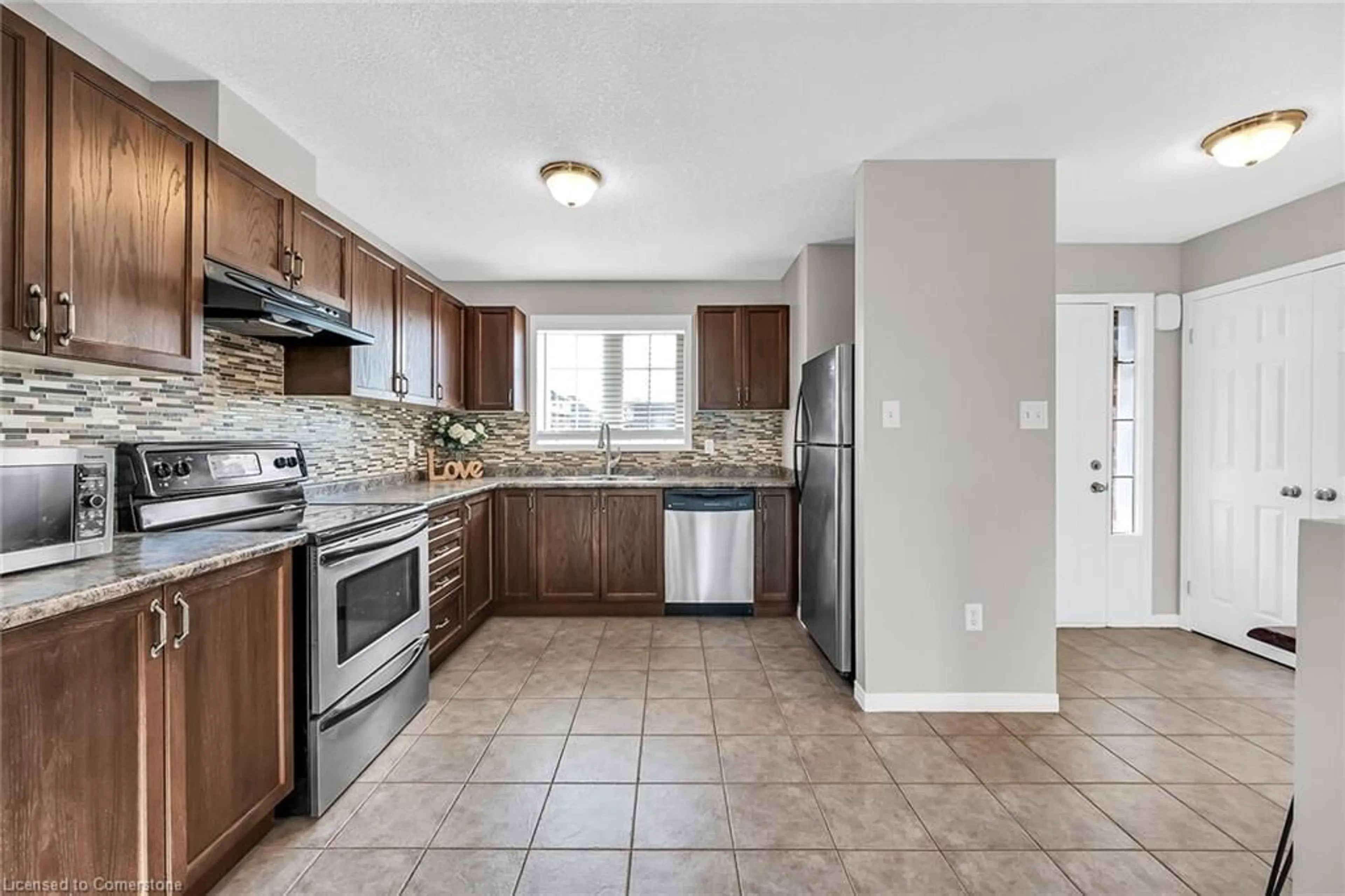 Open concept kitchen, ceramic/tile floor for 37 Hudson Dr, Cayuga Ontario N0A 1E0