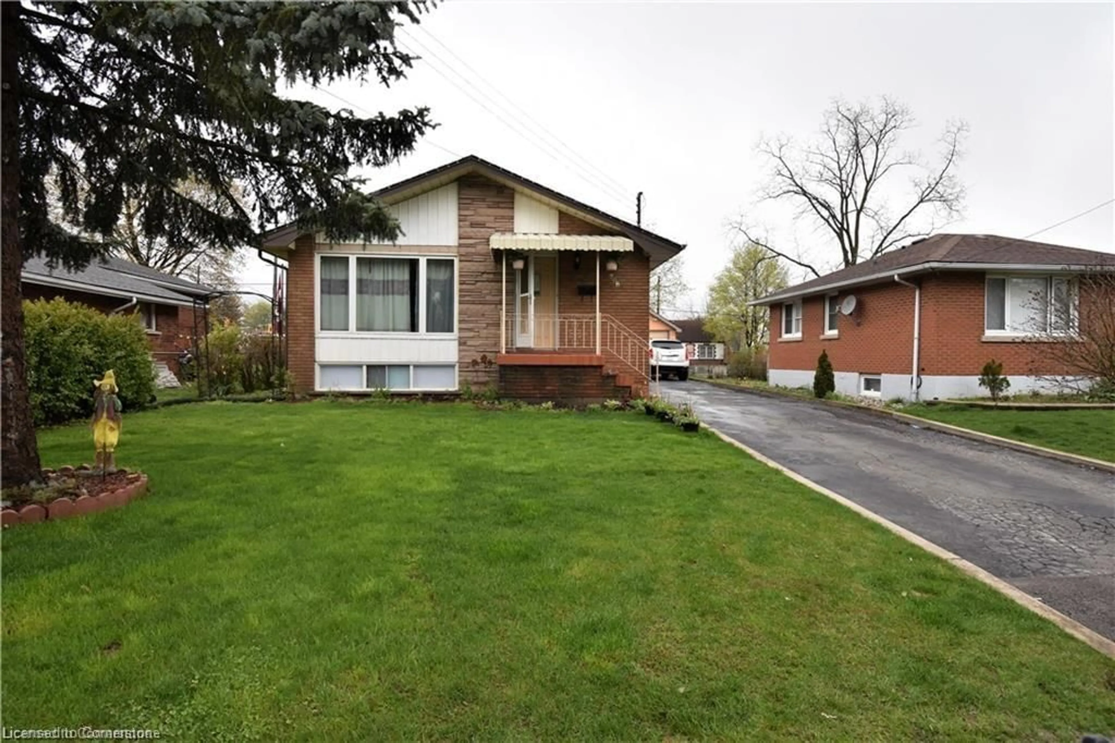 Home with brick exterior material, street for 208 West 19th St, Hamilton Ontario L9C 4J2