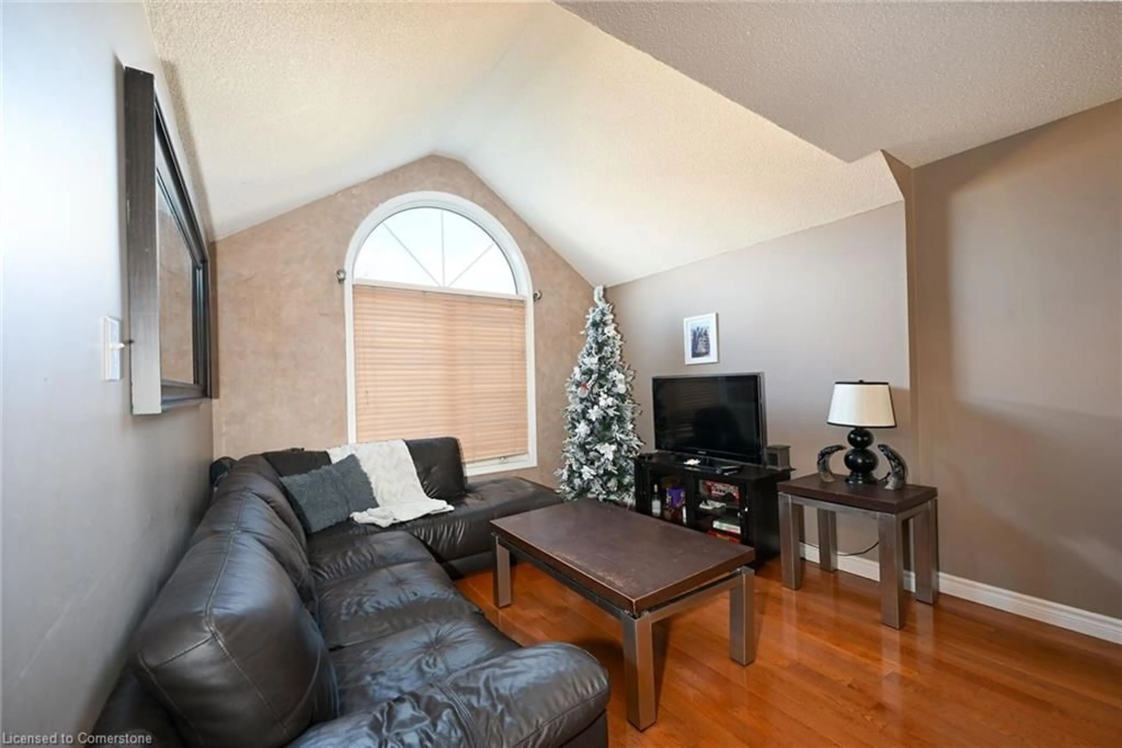 Living room with furniture, wood/laminate floor for 71 Morgan Dr, Caledonia Ontario N3W 2L6