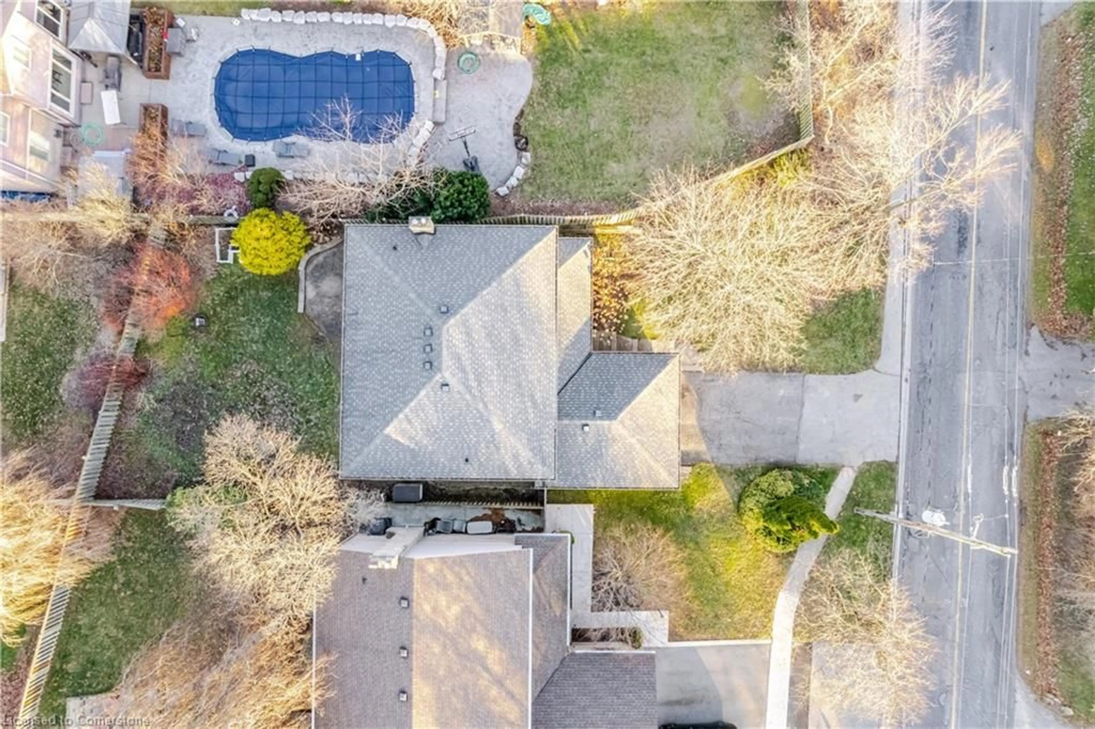 A pic from outside/outdoor area/front of a property/back of a property/a pic from drone, street for 257 York Rd, Dundas Ontario L9H 1N1