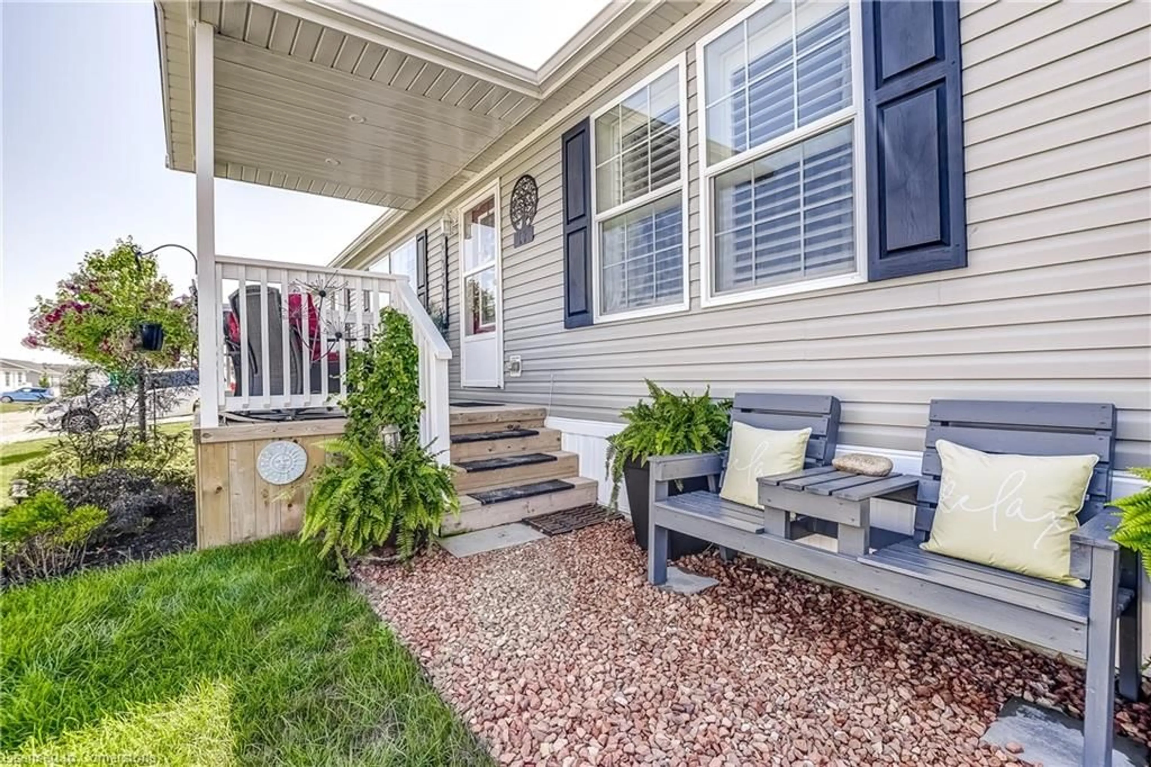 Home with vinyl exterior material, street for 17 Silver Aspen Dr, Selkirk Ontario N0A 1L0