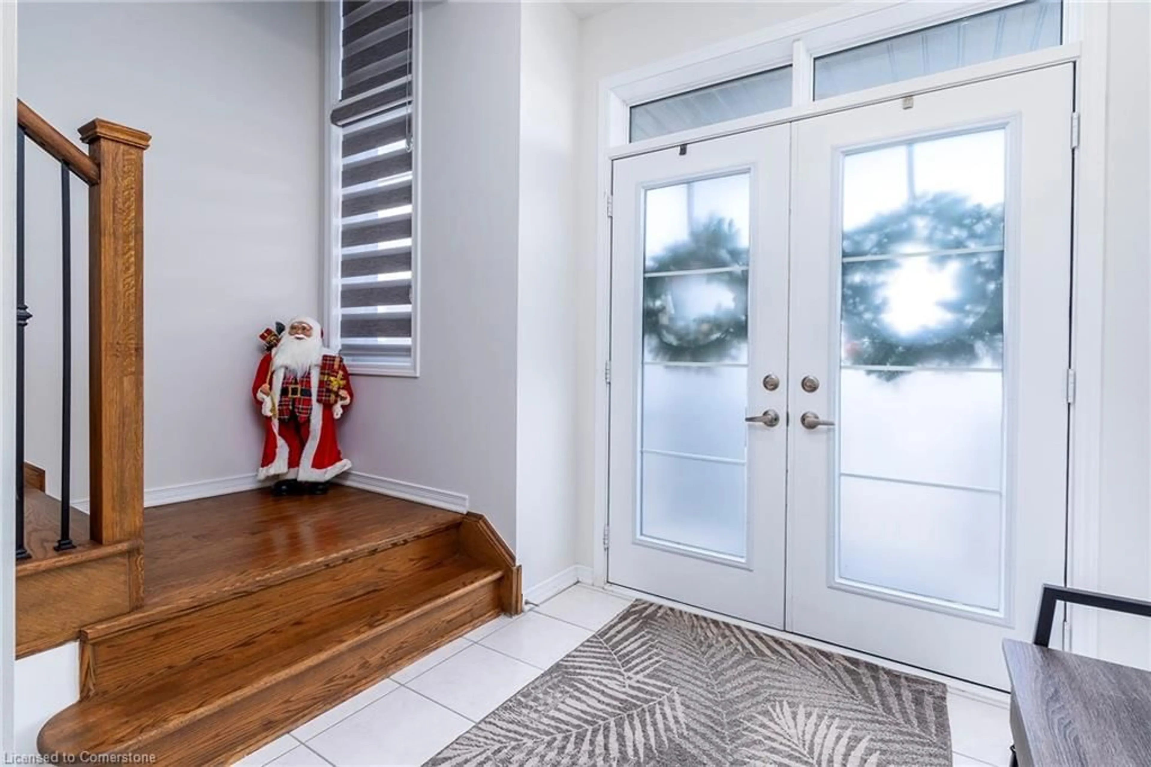 Indoor entryway for 24 Whithorn Cres, Caledonia Ontario N3W 0E5