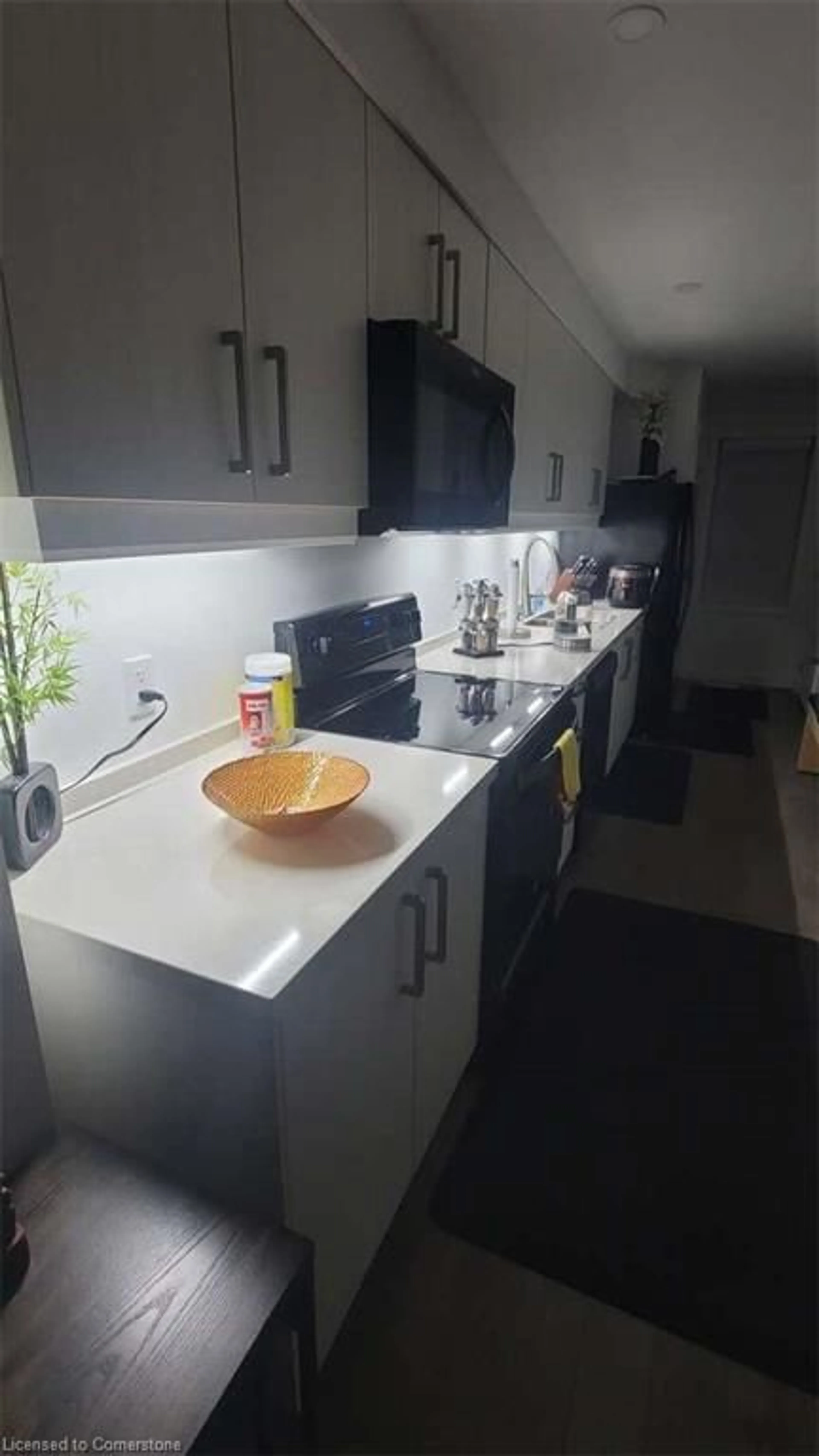 Standard kitchen, unknown for 366 Alberta St, Welland Ontario L3B 0K5