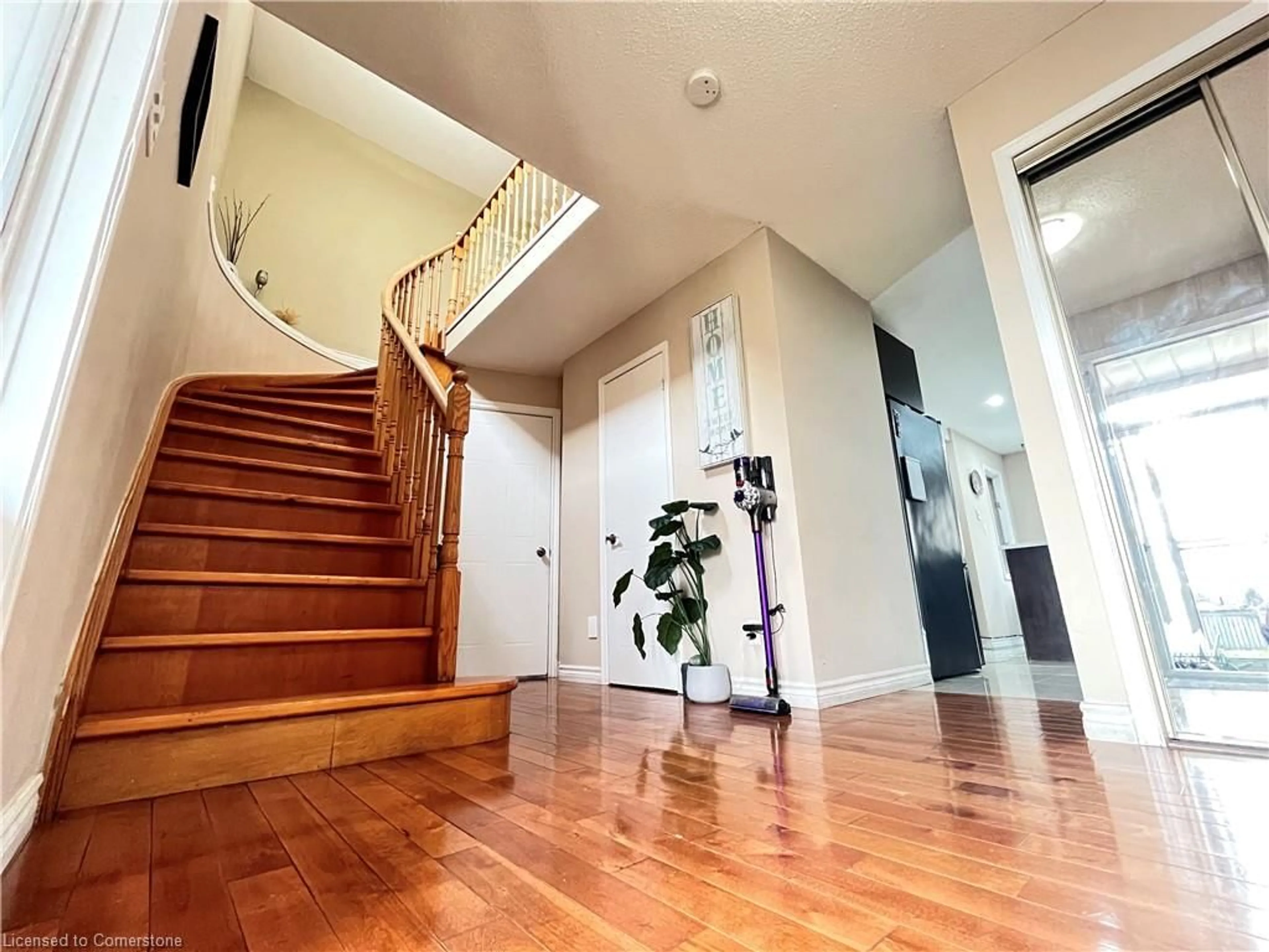 Indoor foyer for 183 Bayne Cres, Cambridge Ontario N1T 1K4