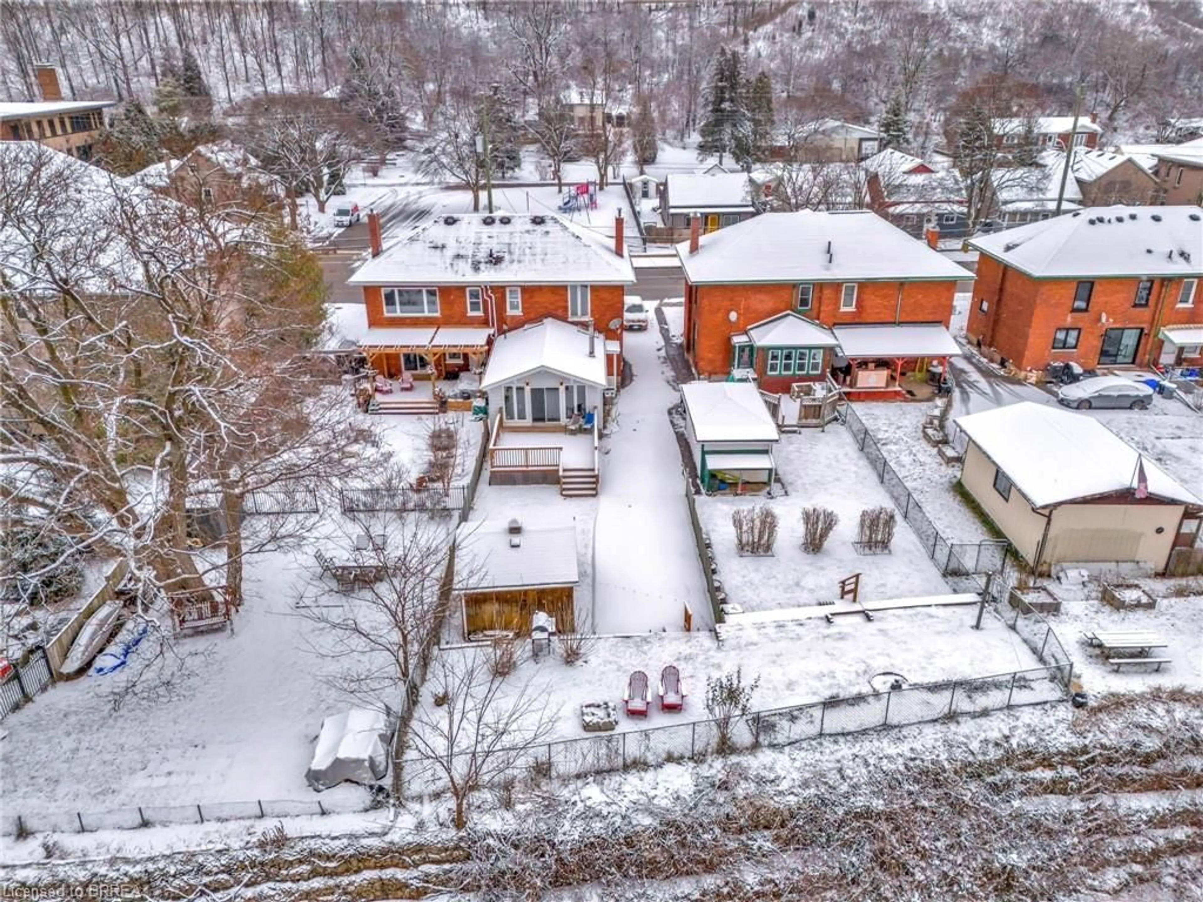 A pic from outside/outdoor area/front of a property/back of a property/a pic from drone, street for 28 Willow St, Paris Ontario N3L 2K6