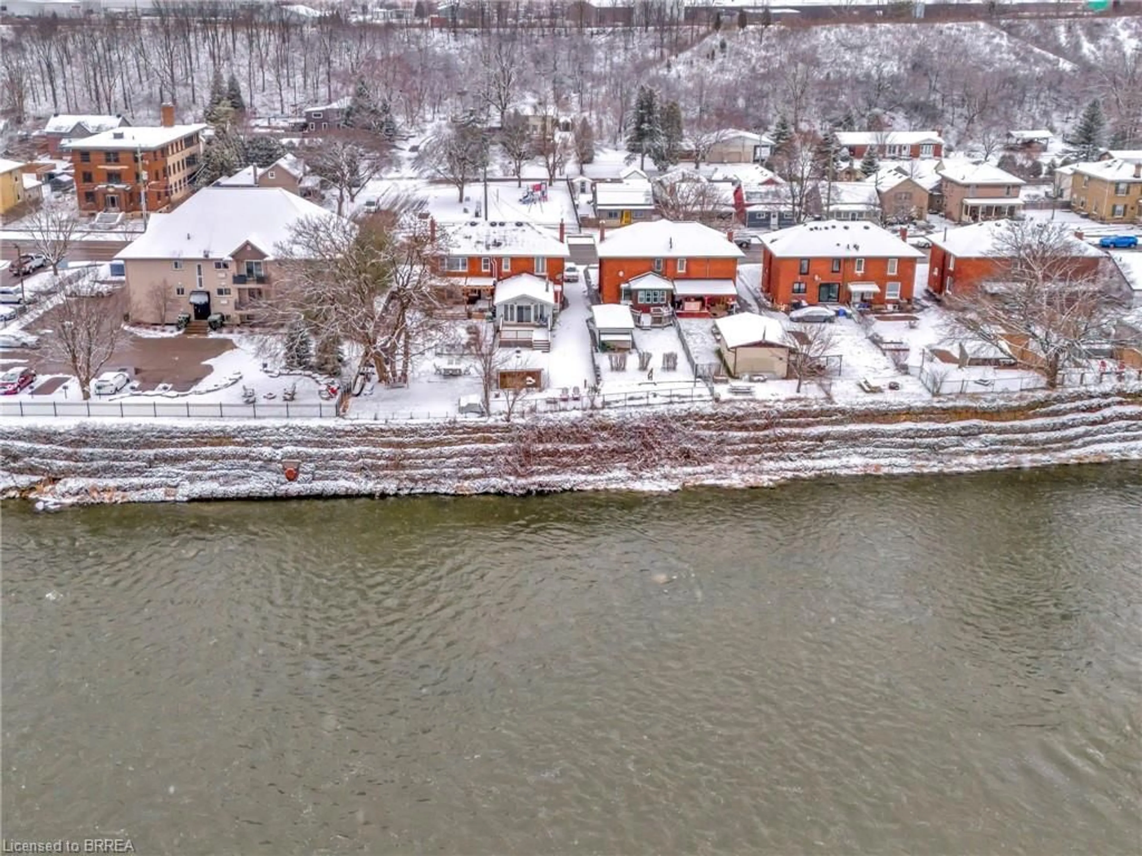 A pic from outside/outdoor area/front of a property/back of a property/a pic from drone, water/lake/river/ocean view for 28 Willow St, Paris Ontario N3L 2K6