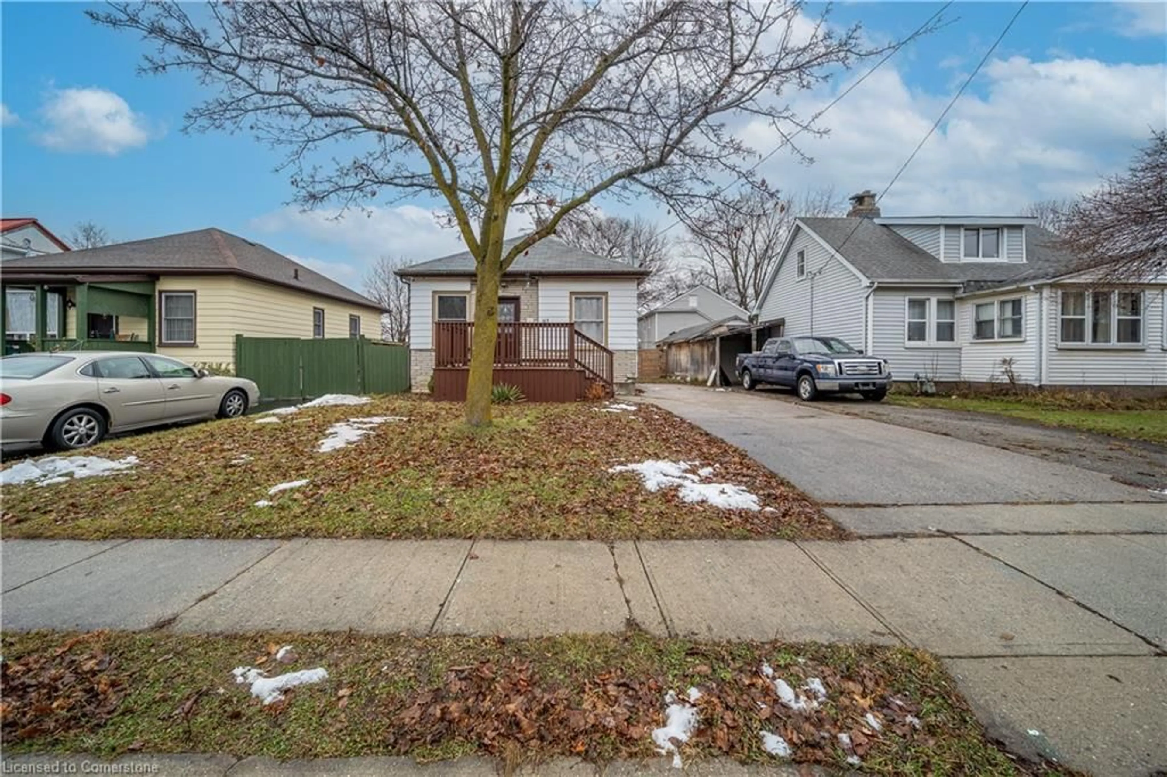 A pic from outside/outdoor area/front of a property/back of a property/a pic from drone, street for 93 Norfolk Ave, Cambridge Ontario N1R 3T8