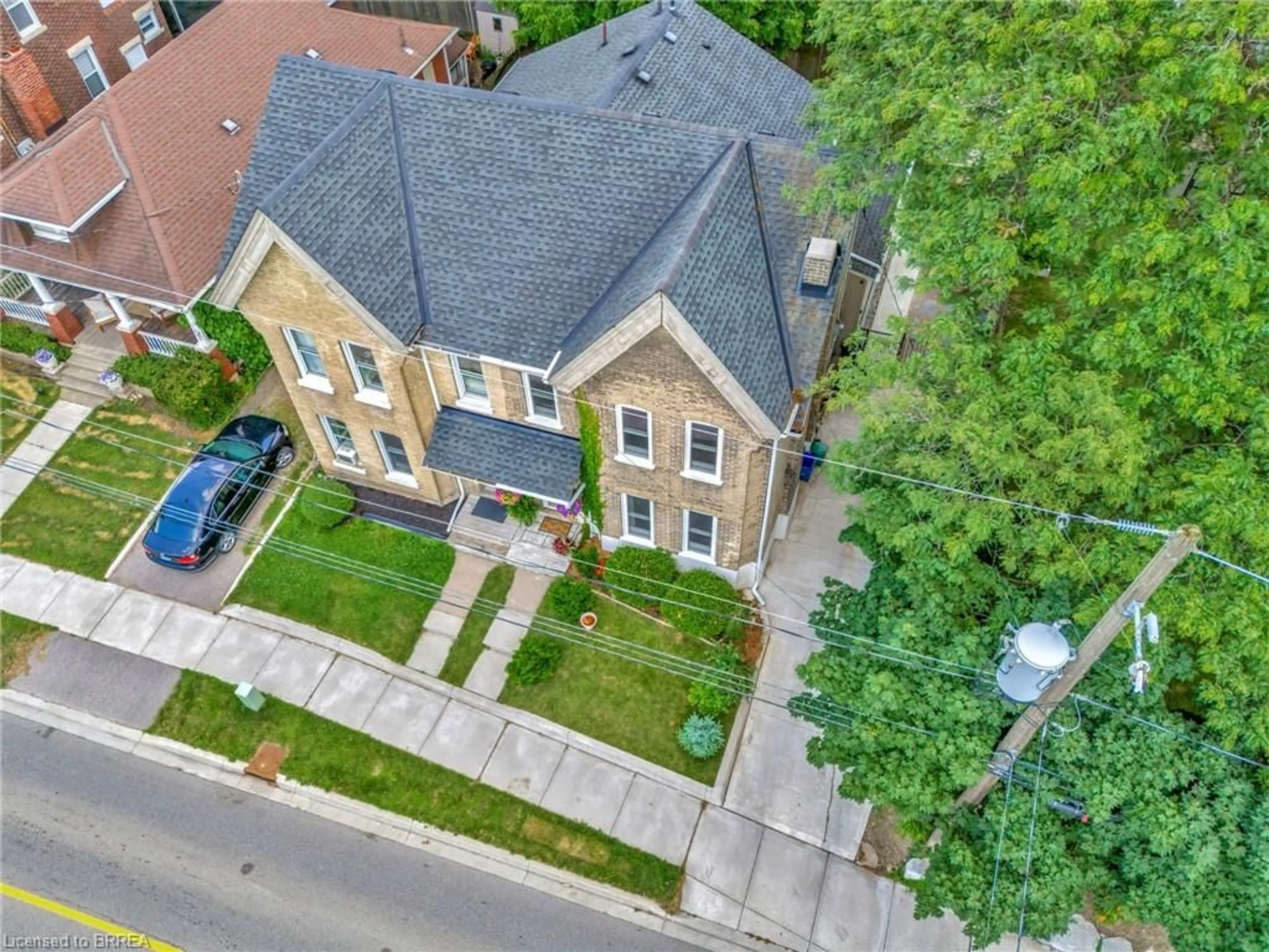 A pic from outside/outdoor area/front of a property/back of a property/a pic from drone, street for 109 St Paul Ave, Brantford Ontario N3T 4G1