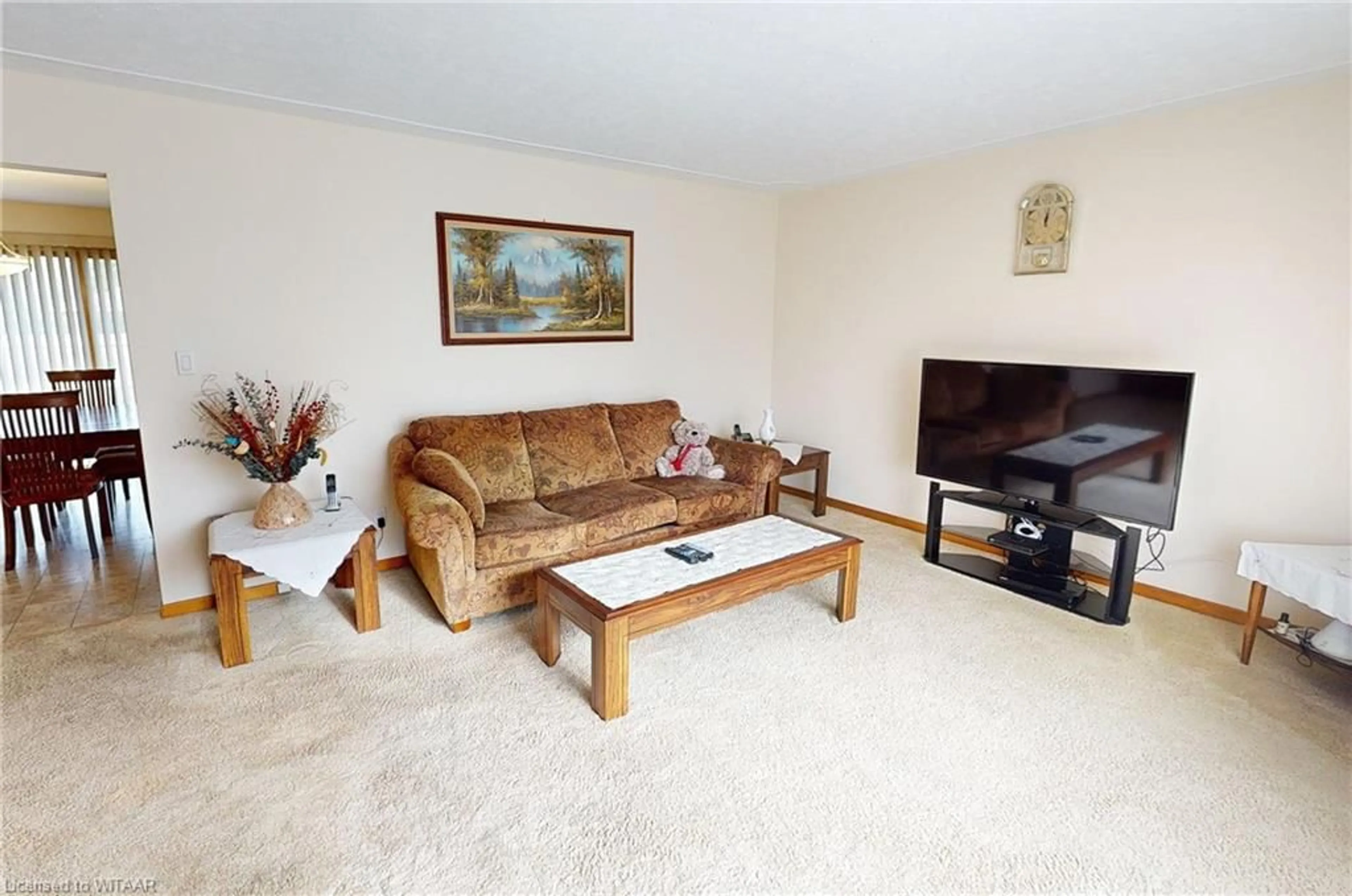 Living room with furniture, carpet floor for 4 Segal Dr, Tillsonburg Ontario N4G 4T8