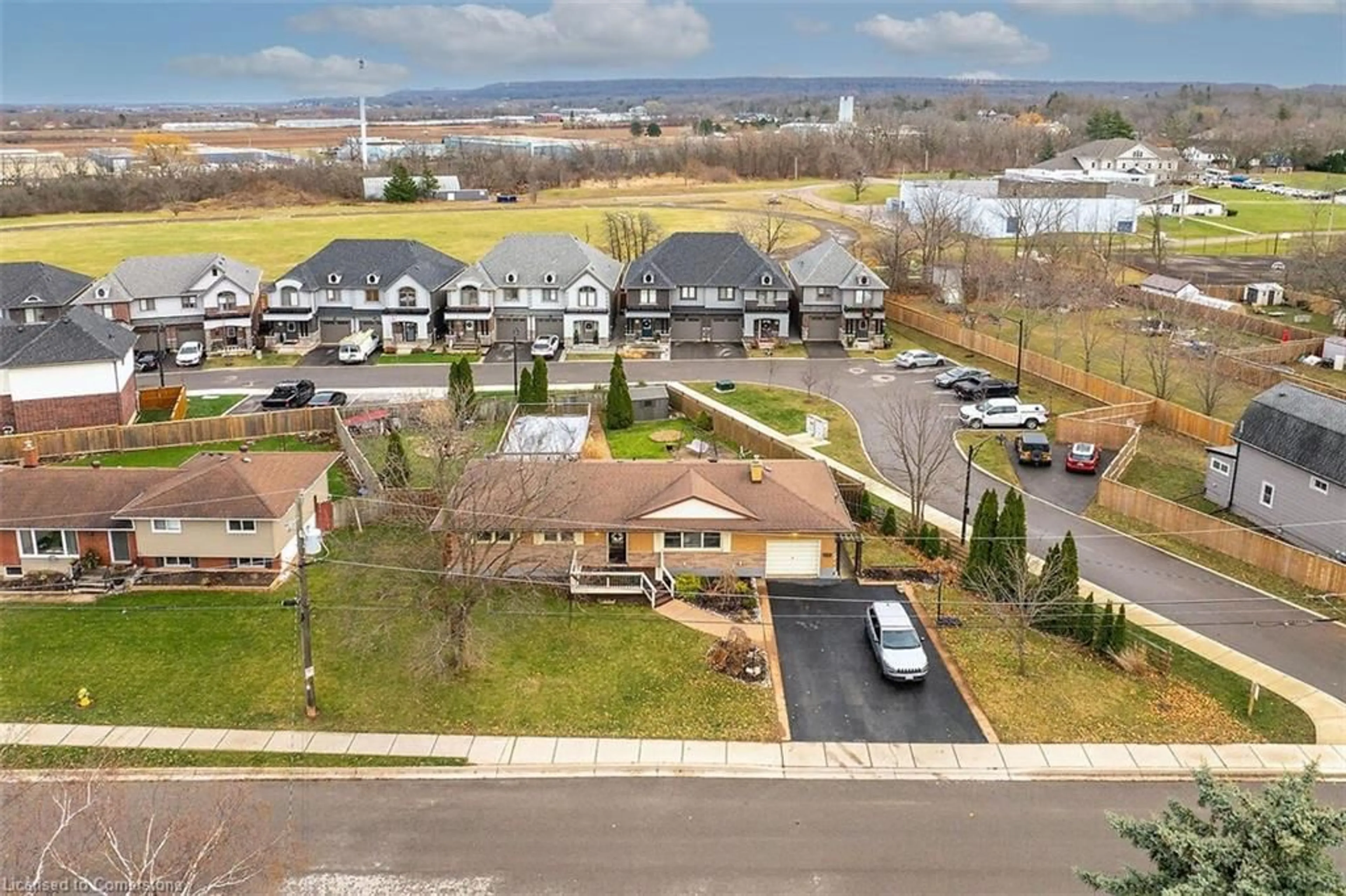 A pic from outside/outdoor area/front of a property/back of a property/a pic from drone, unknown for 4299 East Ave, Beamsville Ontario L0R 1B6