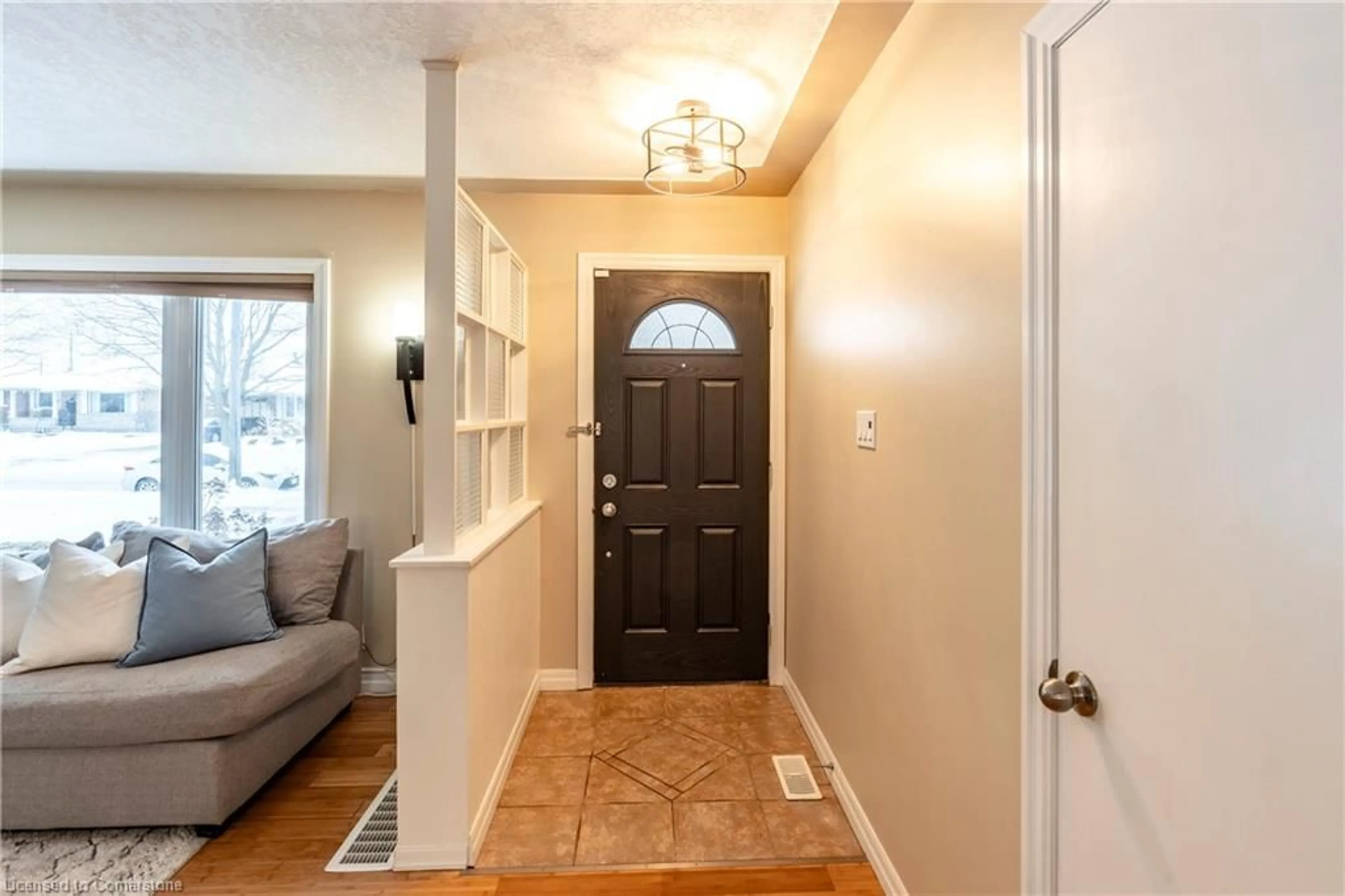 Indoor entryway for 31 Pinecrest Dr, Kitchener Ontario N2A 2G7