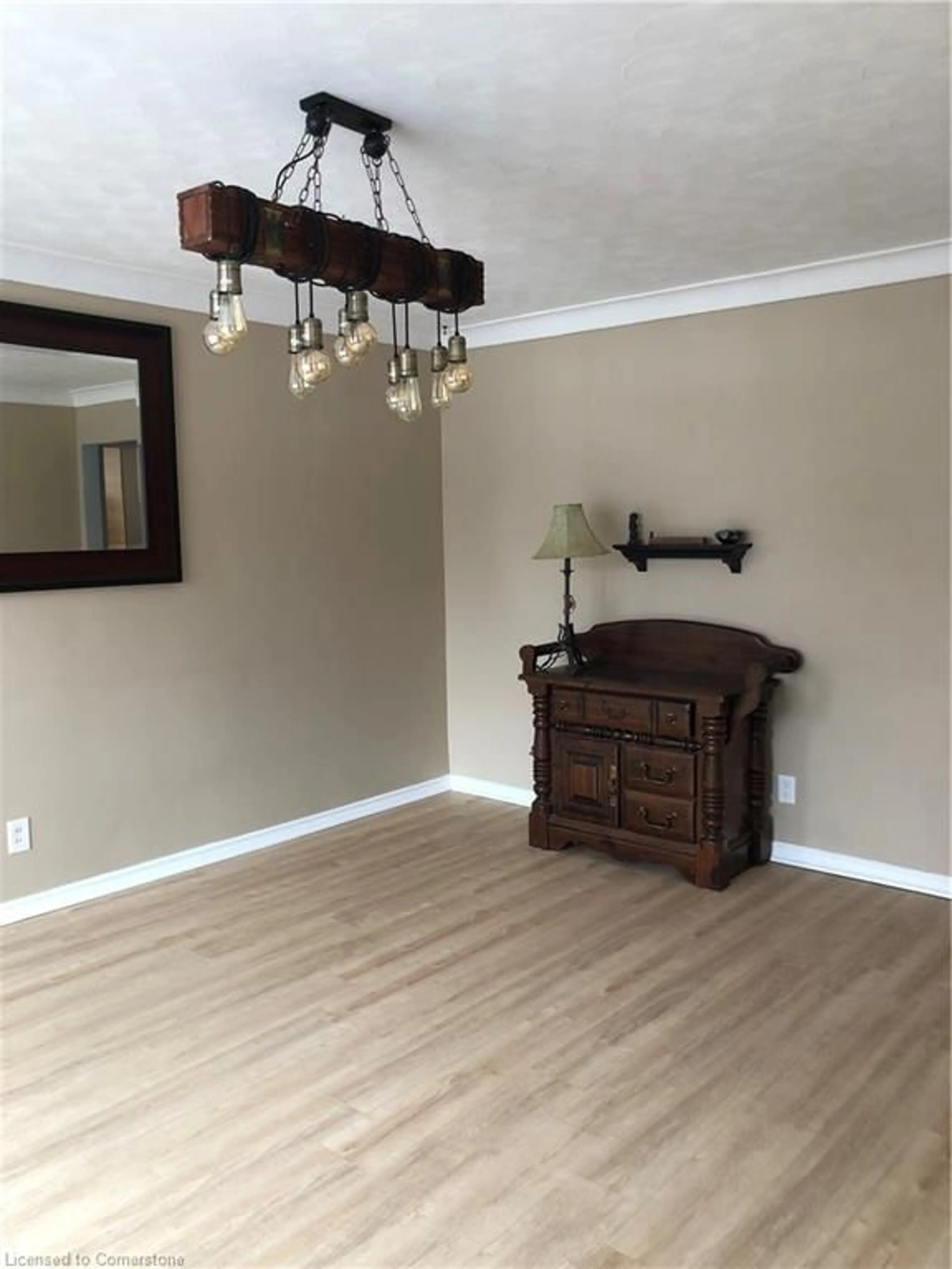 A pic of a room for 1328 Bunnell Dr, Burlington Ontario L7P 2E1