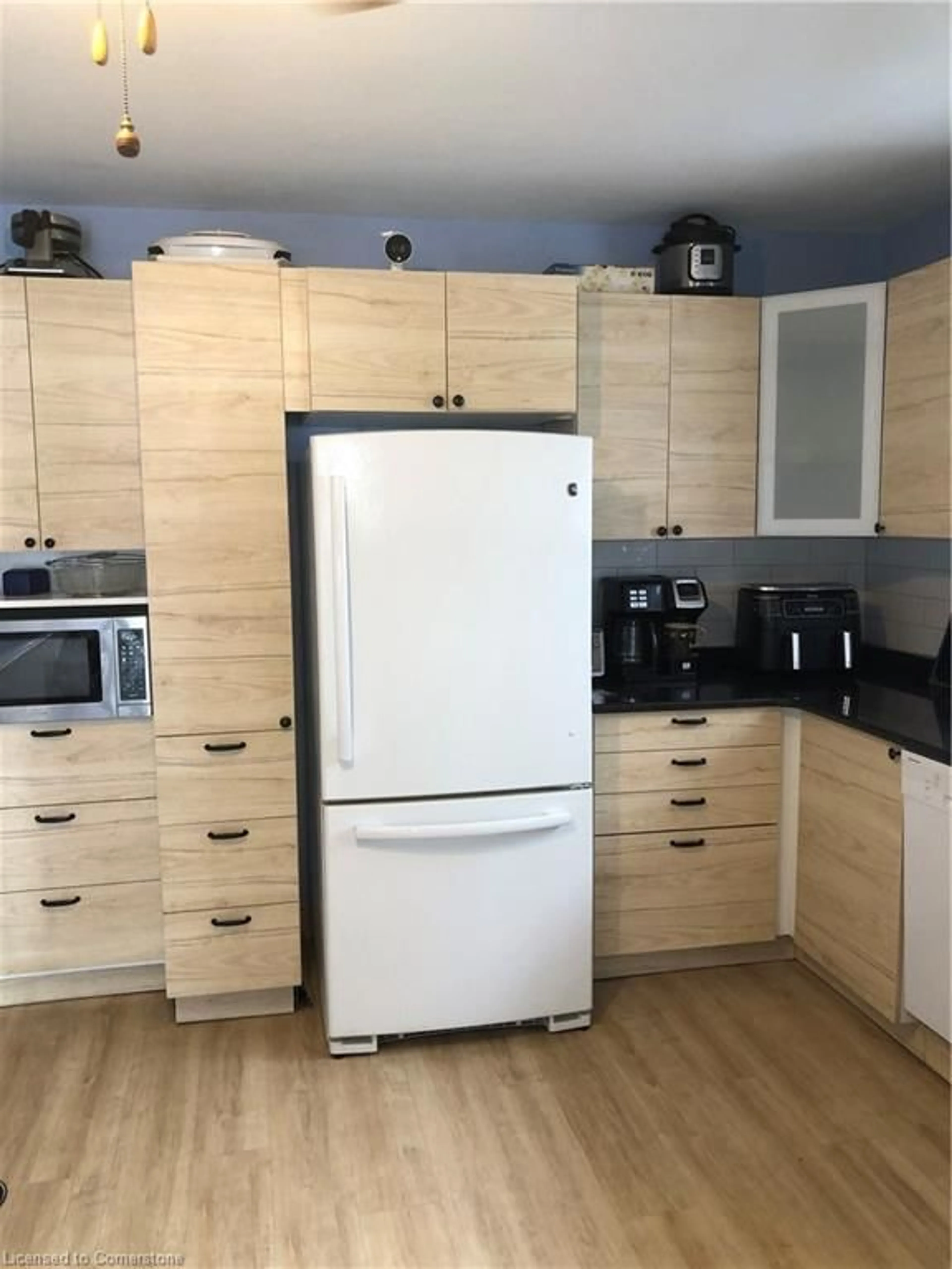 Standard kitchen, wood/laminate floor for 1328 Bunnell Dr, Burlington Ontario L7P 2E1