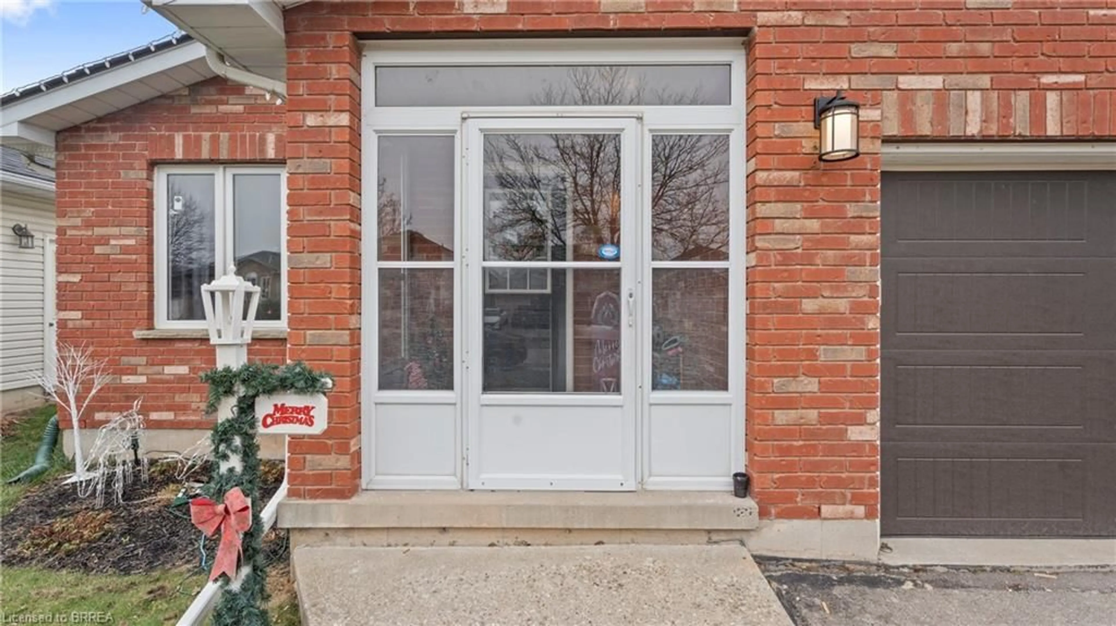 Indoor entryway for 18 Shannon St, Brantford Ontario N3T 6L1