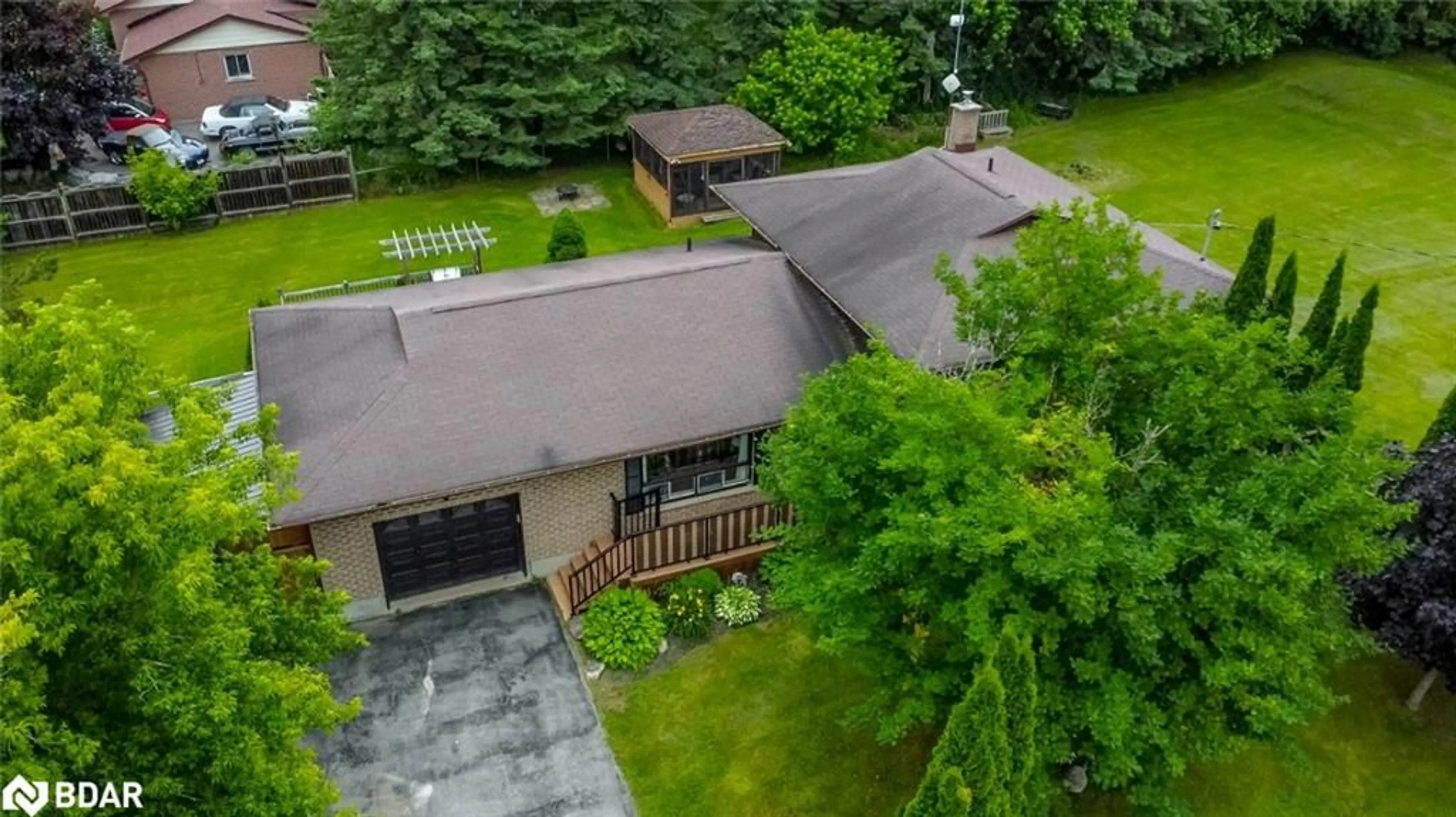 A pic from outside/outdoor area/front of a property/back of a property/a pic from drone, street for 13 Cooks Dr, Uxbridge Ontario L0C 1C0